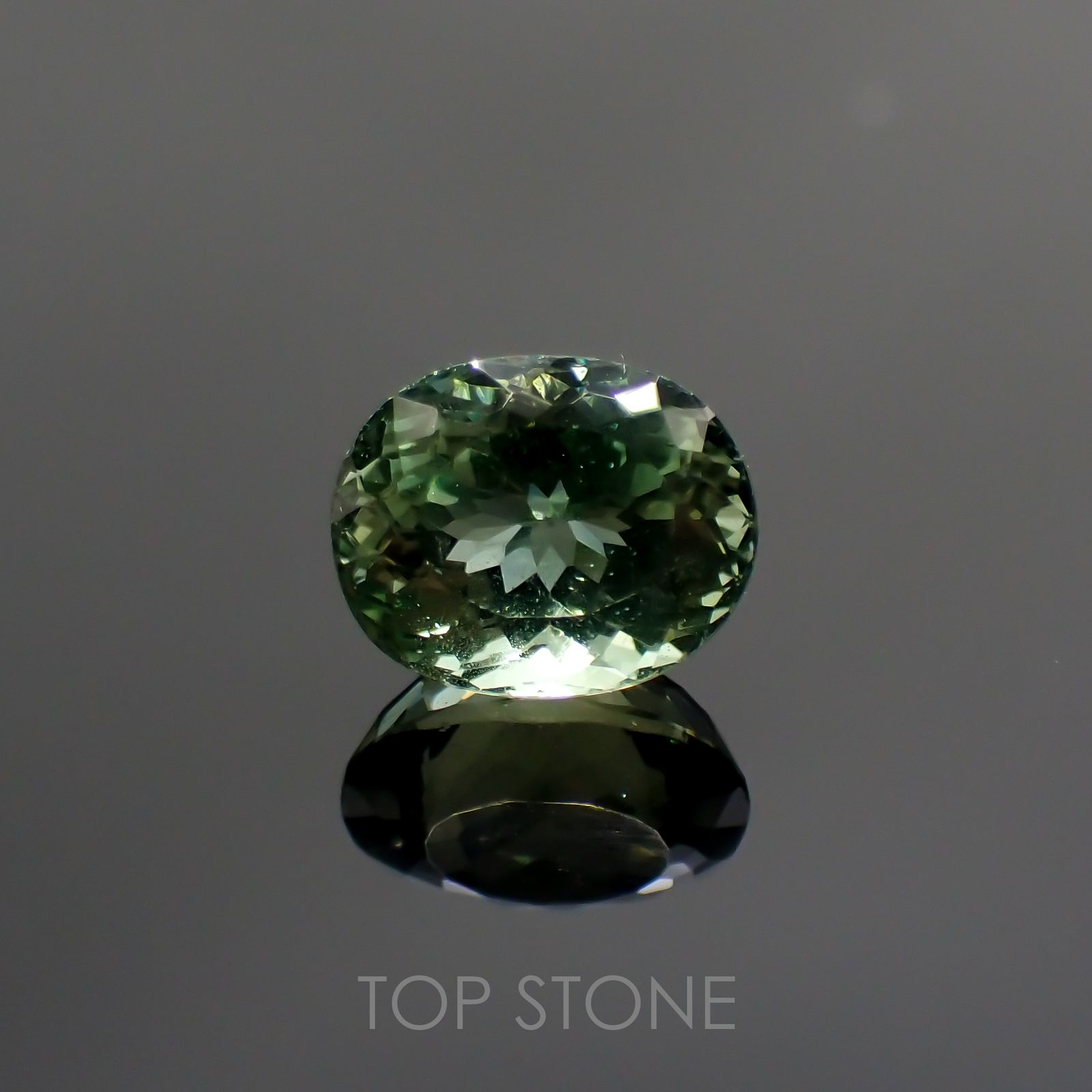 グリーンアパタイト(宝石名アパタイト) マダガスカル産 2.15ct 識別済[20106873]8.1×6.6mm前後