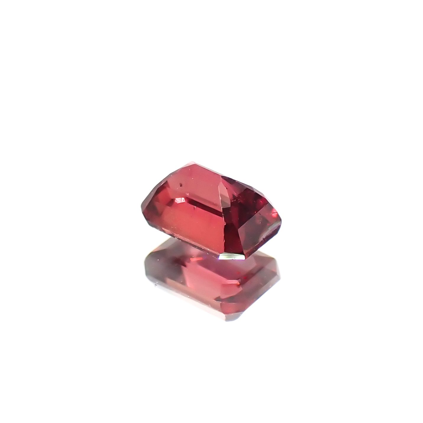 バーガンディーサファイア(宝石名サファイア)タンザニア産 0.29ct 識別済[240226293]4x2.8mm前後
