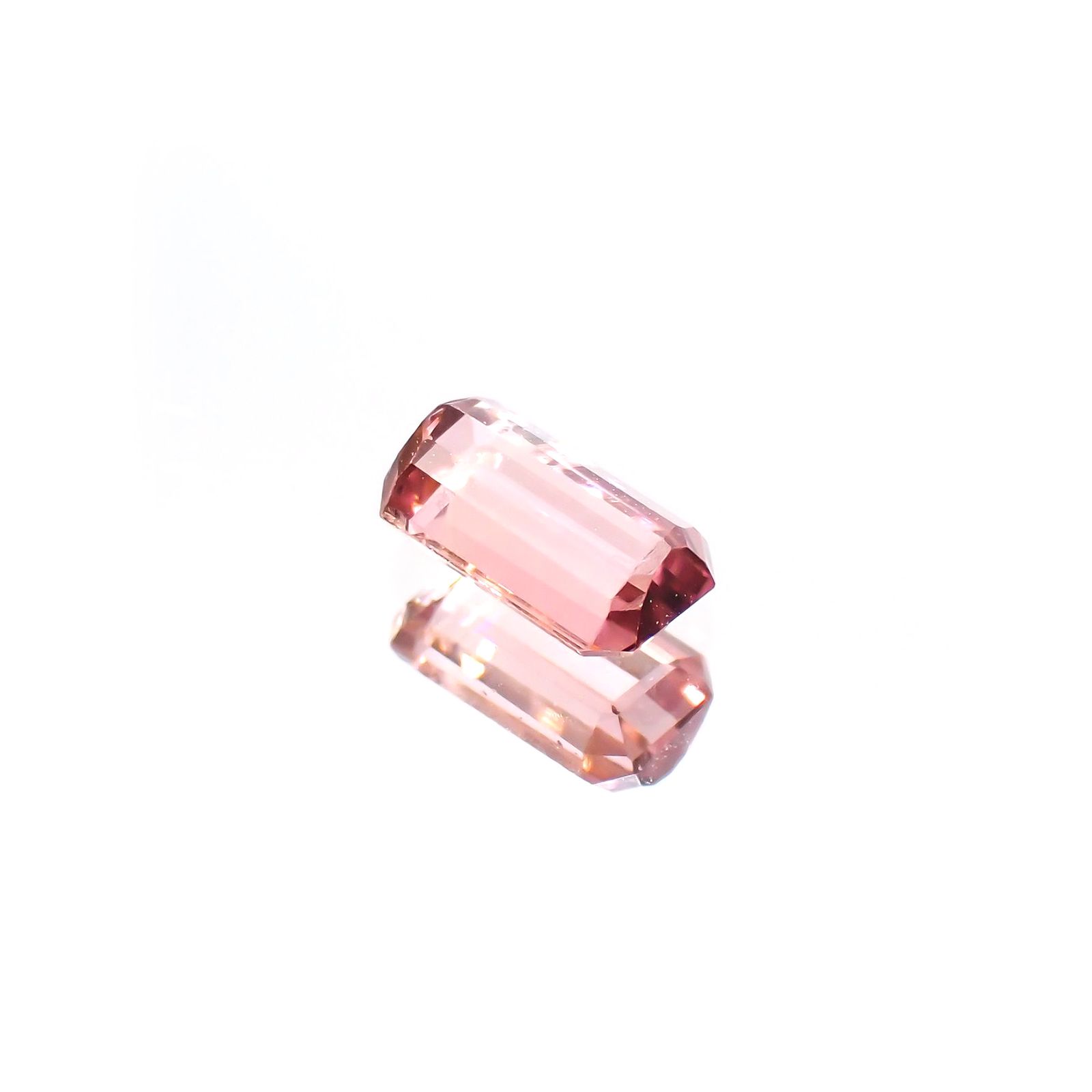 ローズピンクトルマリン(宝石名ピンク・トルマリン)ブラジル/アフリカ産 0.71ct 識別済[220114858]6.8x4mm前後