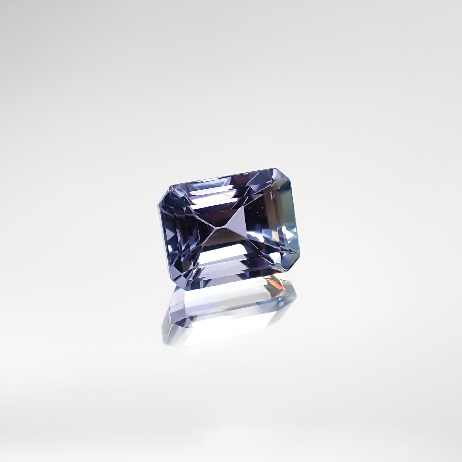 バイカラータンザナイト(宝石名タンザナイト) タンザニア産 2.382ct ソ付(彩珠)[210711640]7.9×6.2mm前後