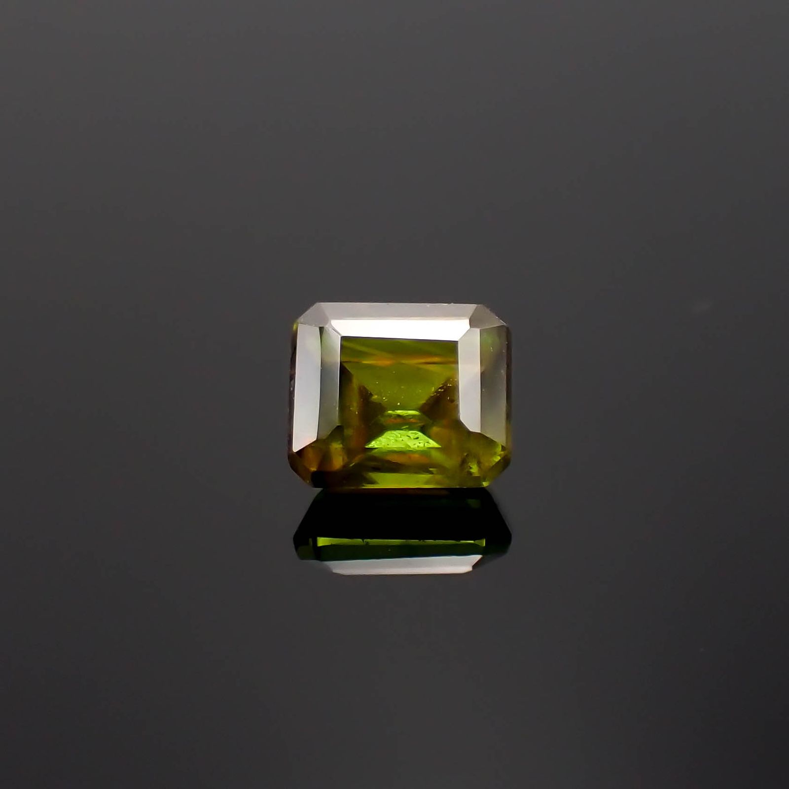 カラーチェンジスフェーン(宝石名スフェーン（カラーチェンジ・タイプ）)パキスタン産 0.79ct 識別済[231224734]5.2x4.7mm前後