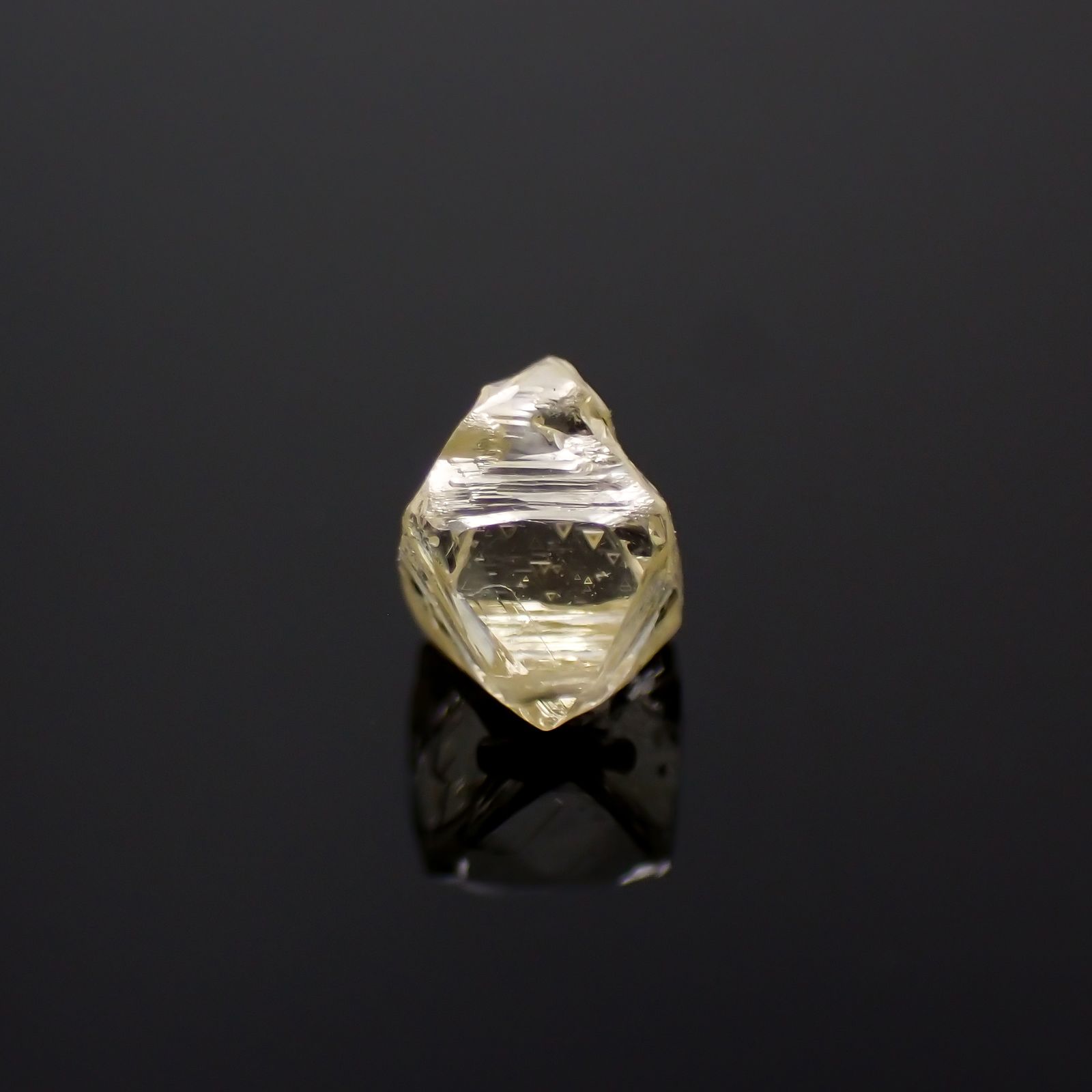 ソーヤブルダイヤモンド 原石(トライゴンあり/Trigon) ※通し穴あり(宝石名ダイアモンド) 0.37ct 識別済[230923455]4.5x3.9mm前後