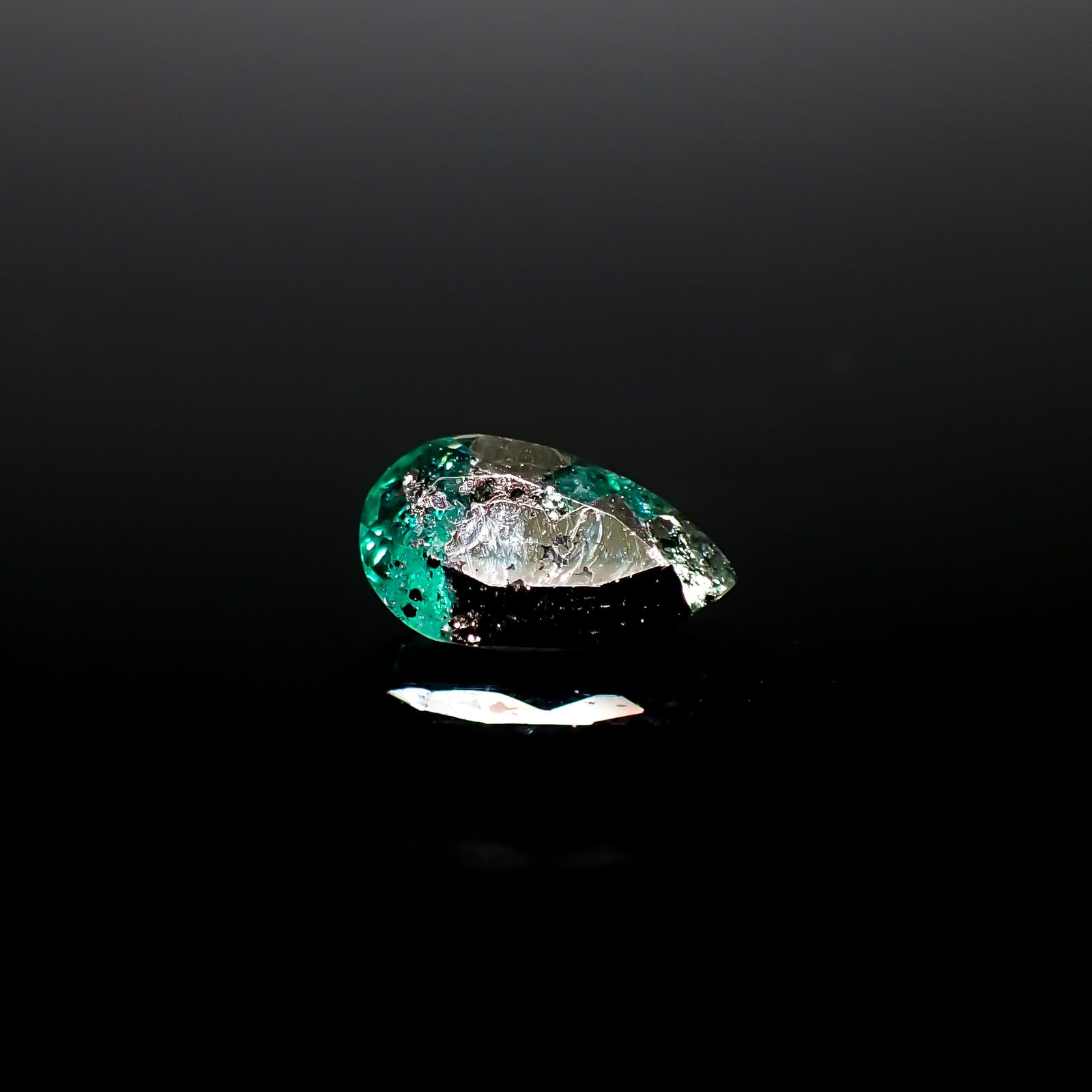 パイライトインエメラルド コロンビア産 0.72ct [241229563]7.4x4.3mm前後