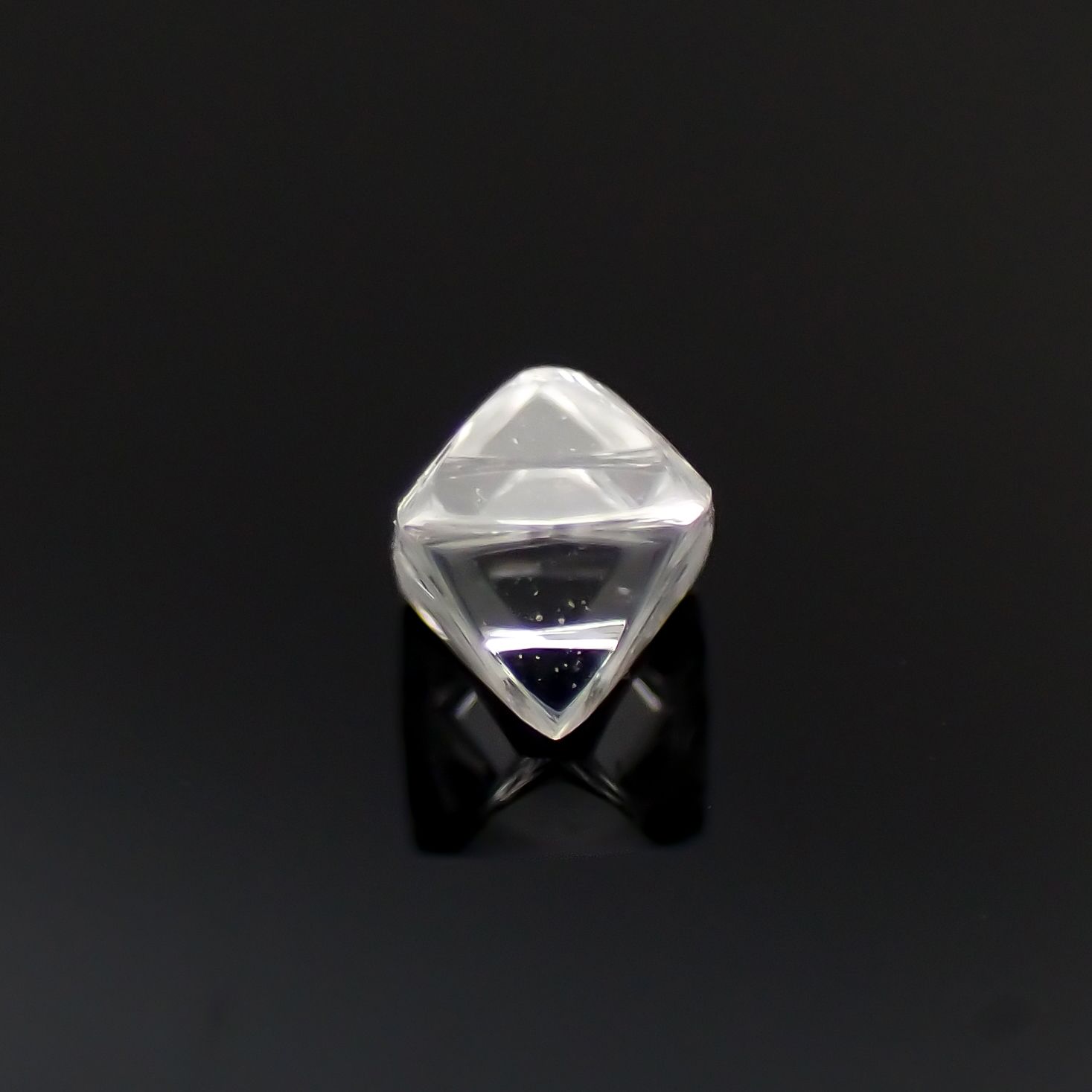 ソーヤブルダイヤモンド 原石(トライゴンあり・薄/Trigon) ロシア産 0.087ct[230923464]2.8x2.7mm前後
