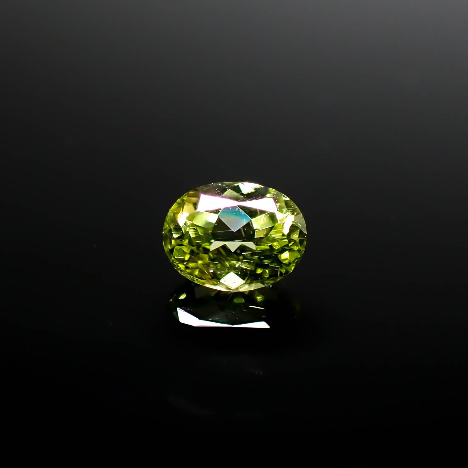 パラサイティックペリドット 採取地：インドネシア・ジェパラ 0.29ct [250730745]4.5x3.5mm前後