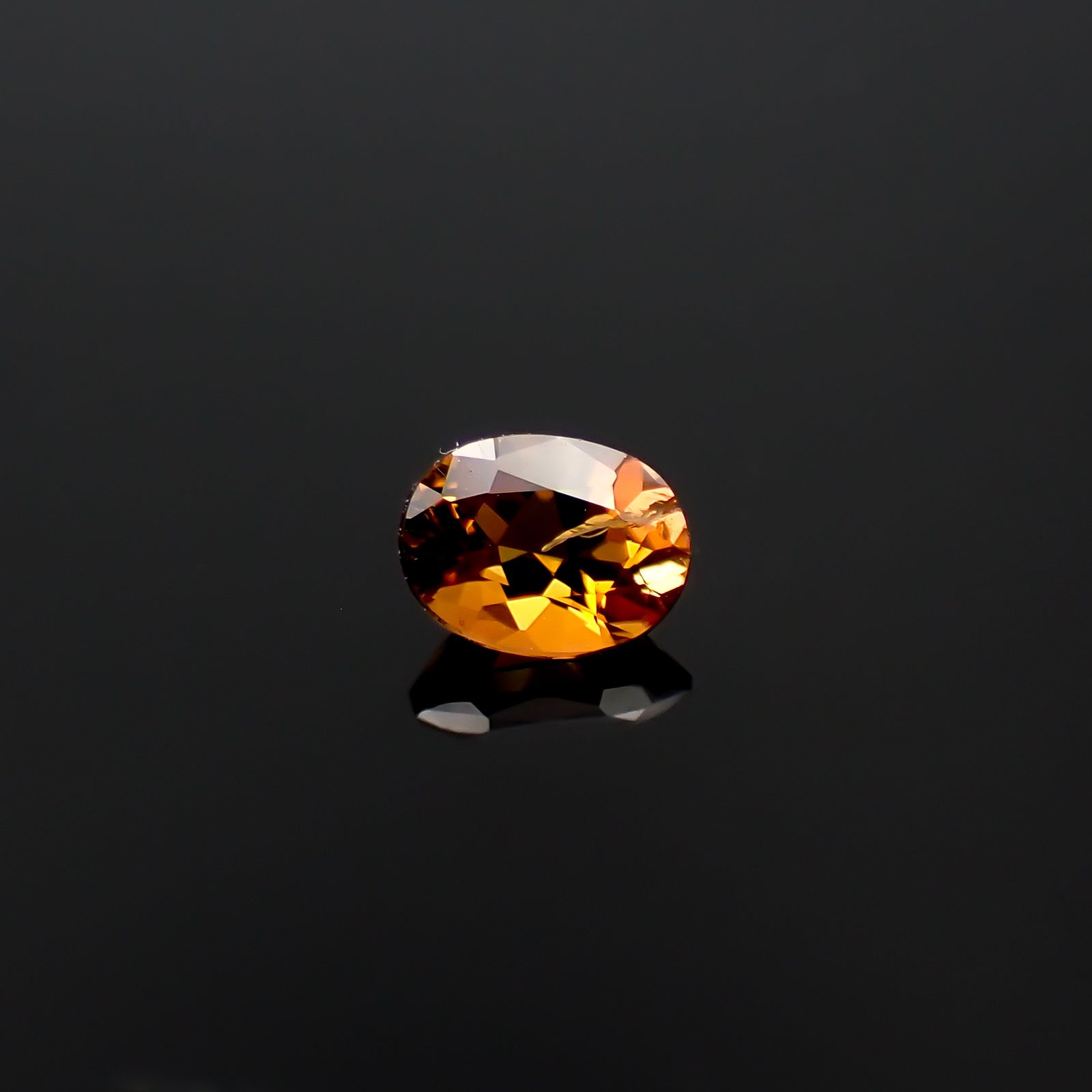 ゴールデンアイオライト(宝石名コーディエライト)マダガスカル産 識別済 0.20ct / 4.4x3.3mm前後 [260532191]