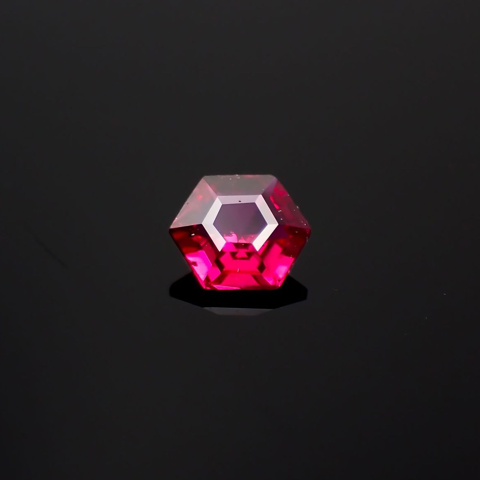 ◇ヘキサゴンカット◇ルビー 非加熱 モザンビーク産 0.20ct /  3.5x3.5mm前後[240427110]