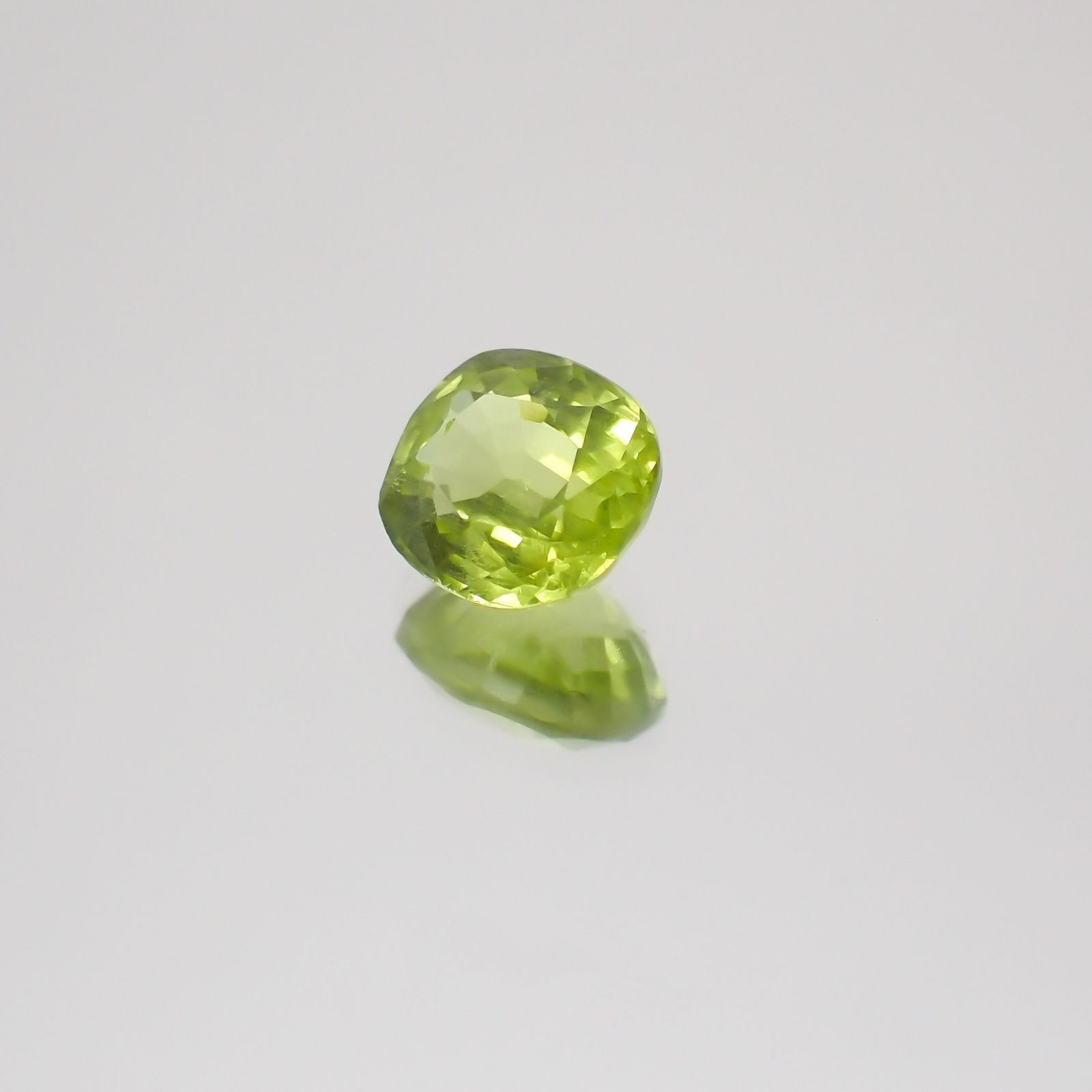 グリーンエンスタタイト(宝石名グリーン・エンスタタイト)カメルーン産 0.75ct 識別済[231224387]5.4x5mm前後