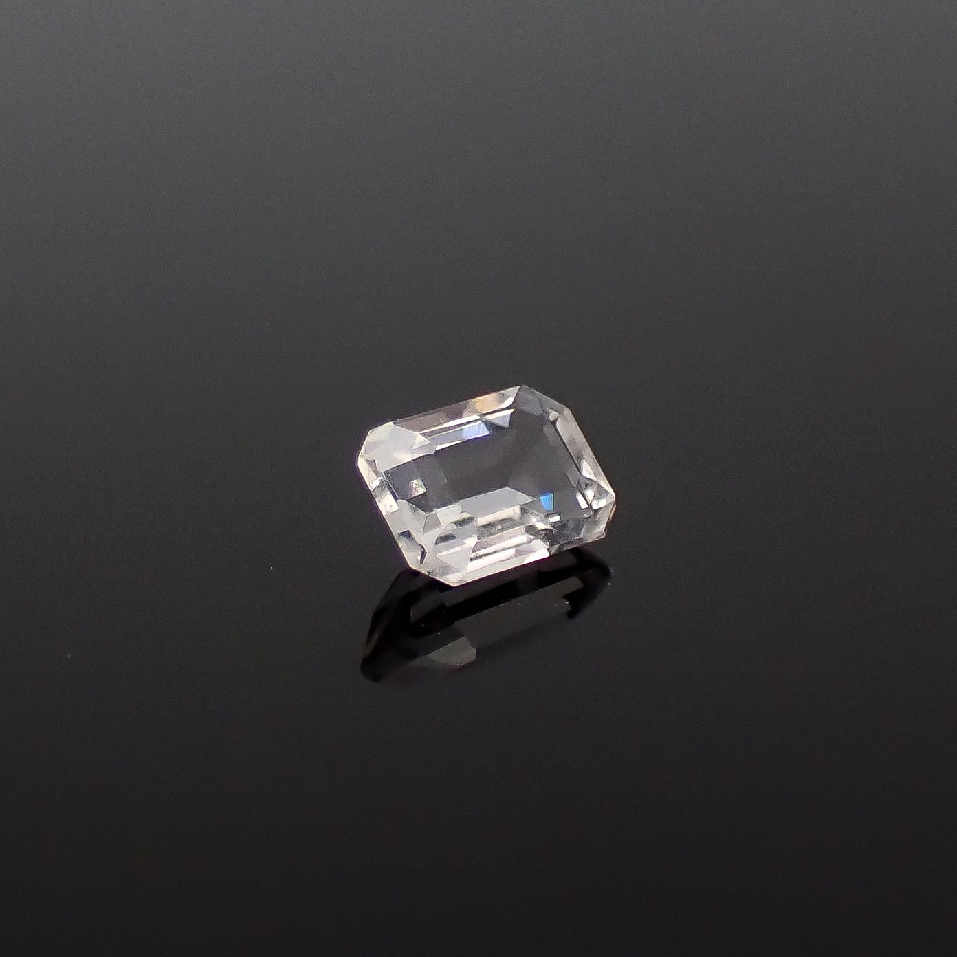 テネブレッセンススキャポライト アフガニスタン産 0.18ct / 4.1x2.9mm前後 [260432045]