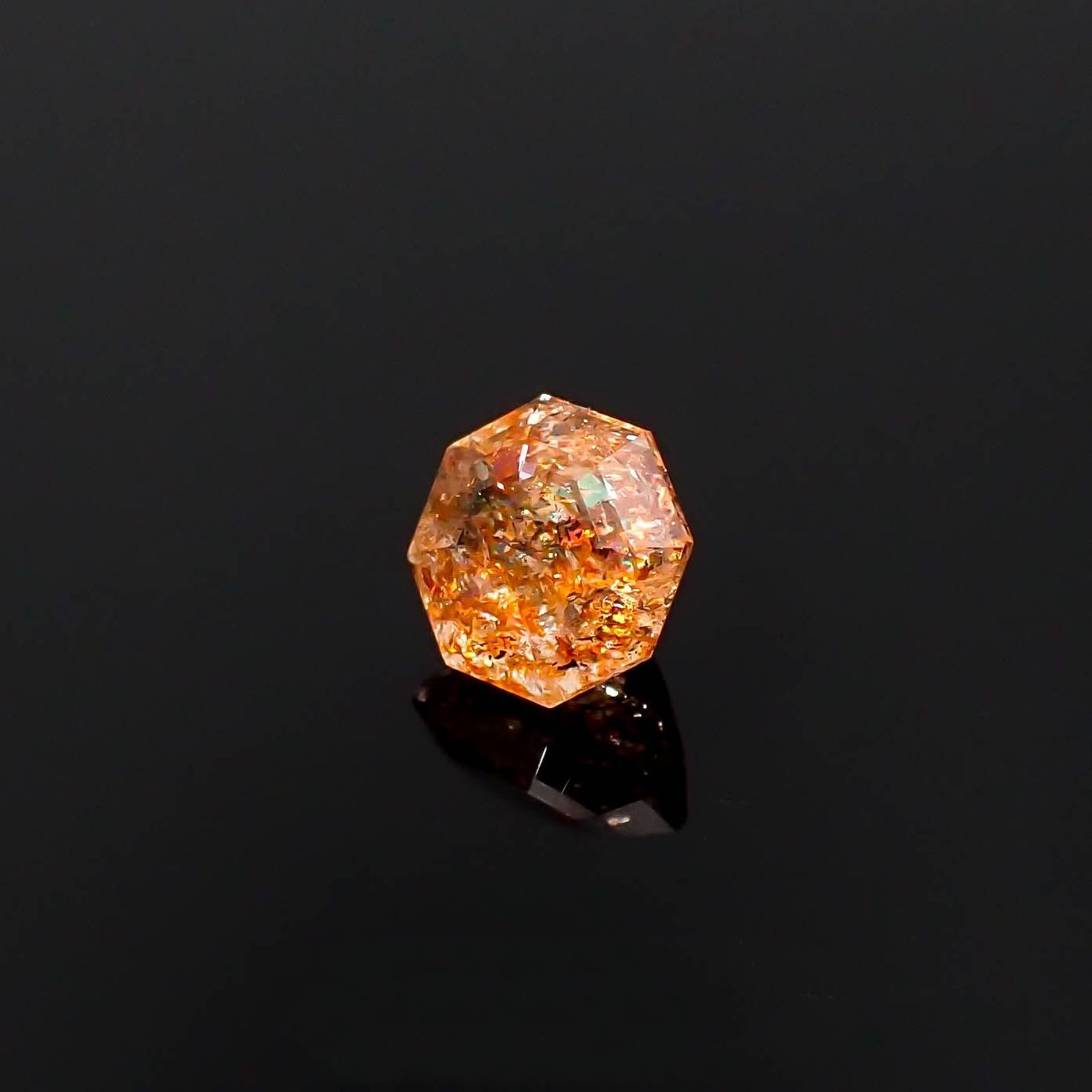 ◇オクタゴンカット◇イリュージョンサンストーン タンザニア産 0.62ct / 5.1x5mm前後 [230320951]