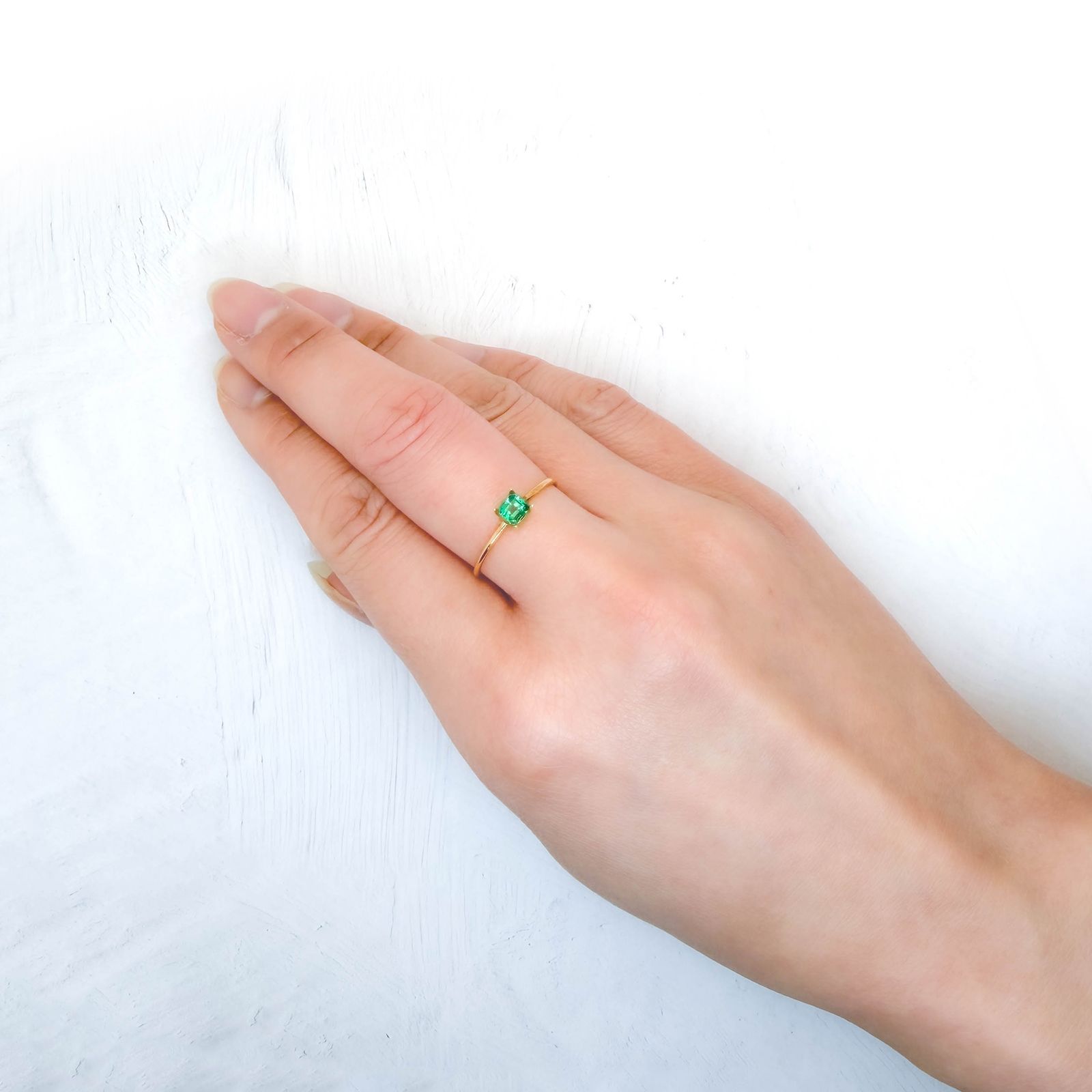 エメラルド コロンビア産 0.24ct / 3.7x3.4mm前後 [260131521]