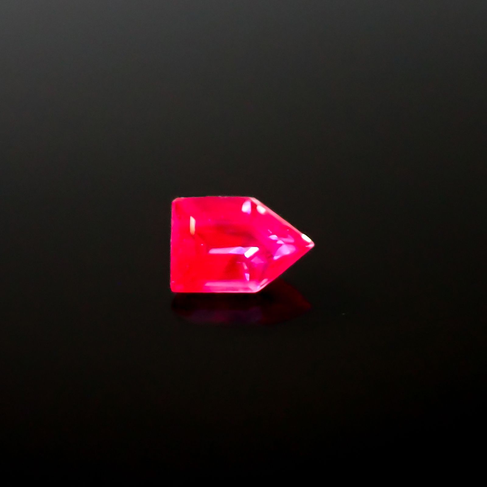 ◇カスタムカット◇ウィンザーサファイア タンザニア・ウィンザー産 0.23ct / 4.4x3mm前後 [260532143]