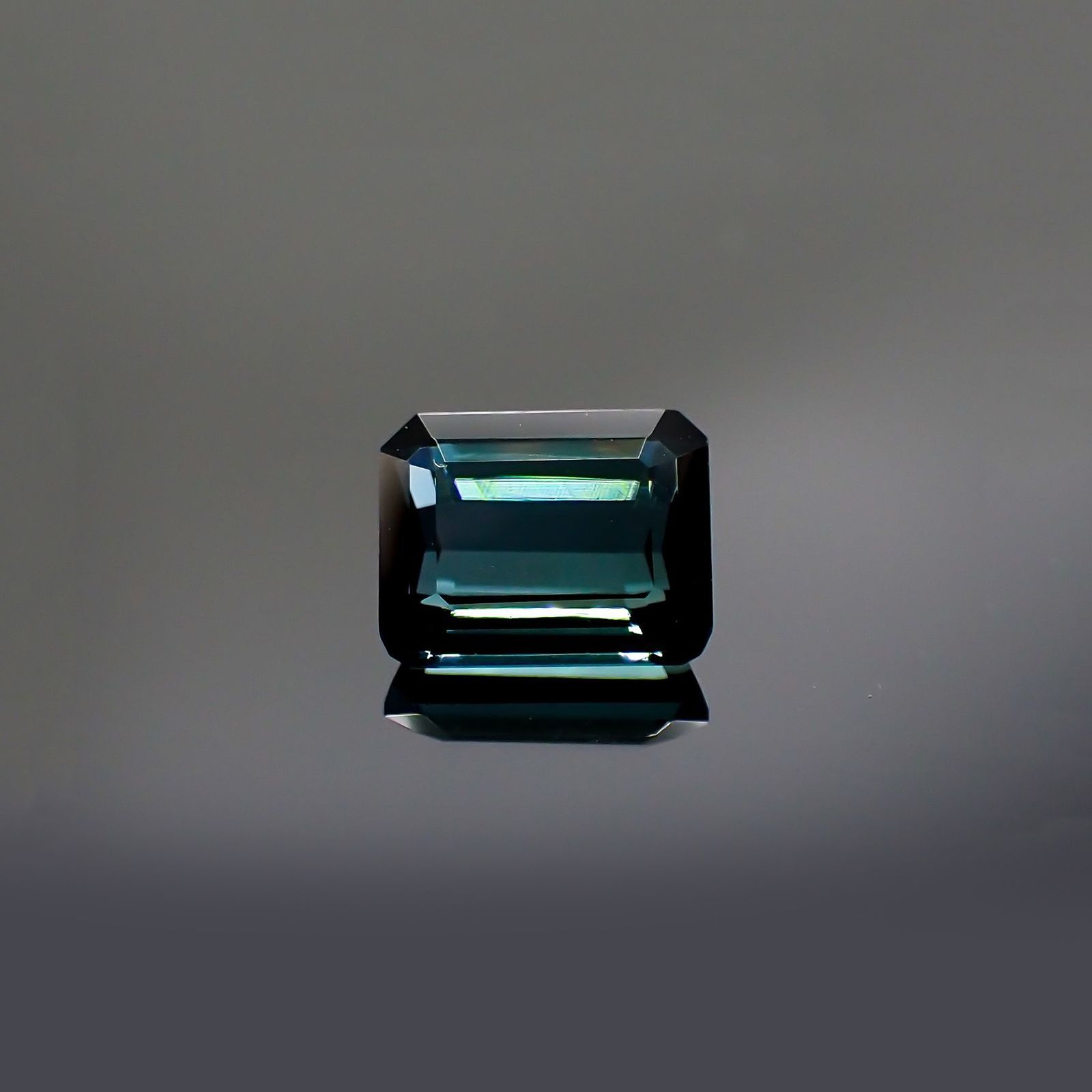 ブルートルマリン(宝石名ブルー・トルマリン) ナイジェリア/ブラジル産 ソ付(彩珠) 1.455ct / 7.3x5.8mm前後 [211013590]