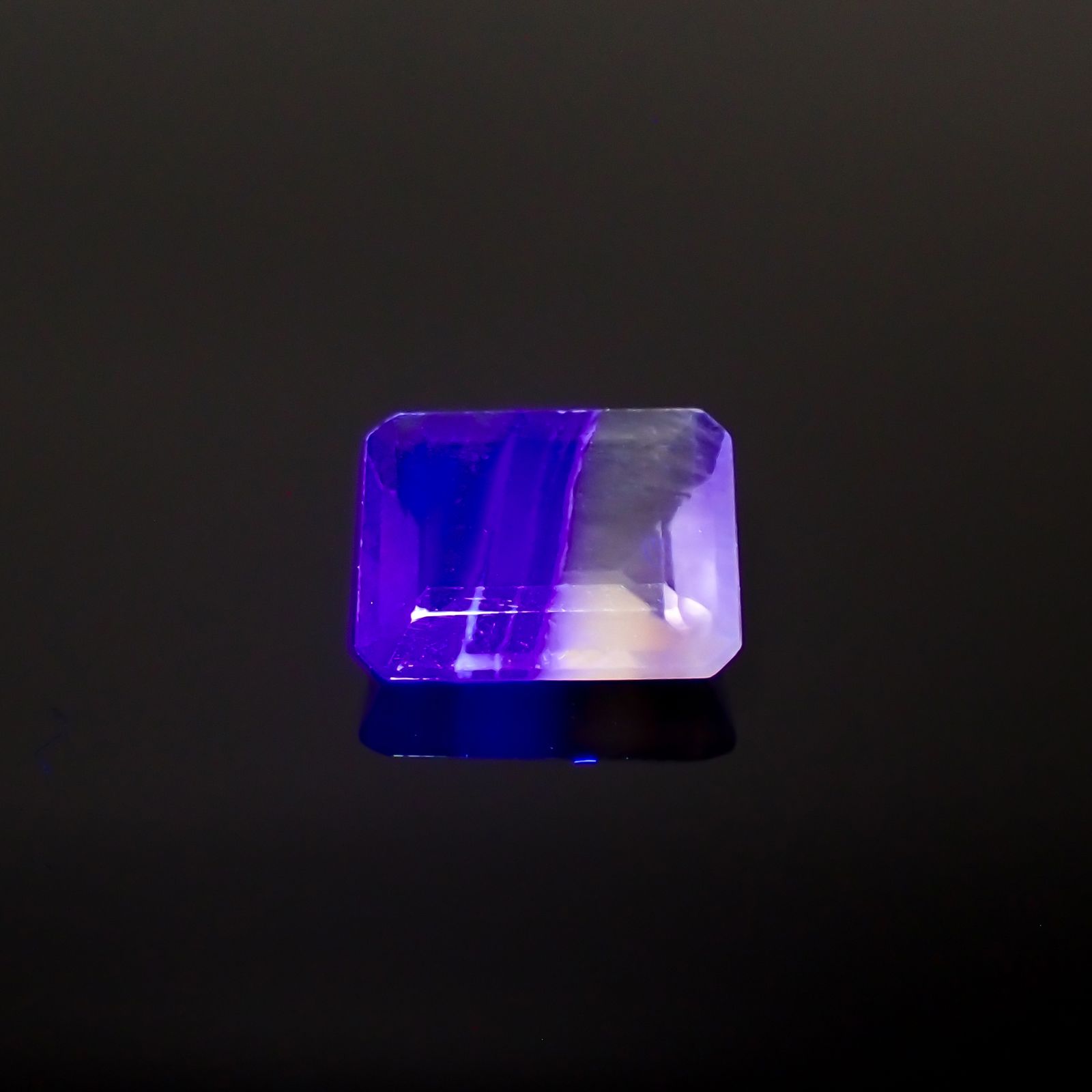 バイカラーフローライト フルオレッセンス ブラジル産 3.73ct[230722978]10.9x8.9mm前後