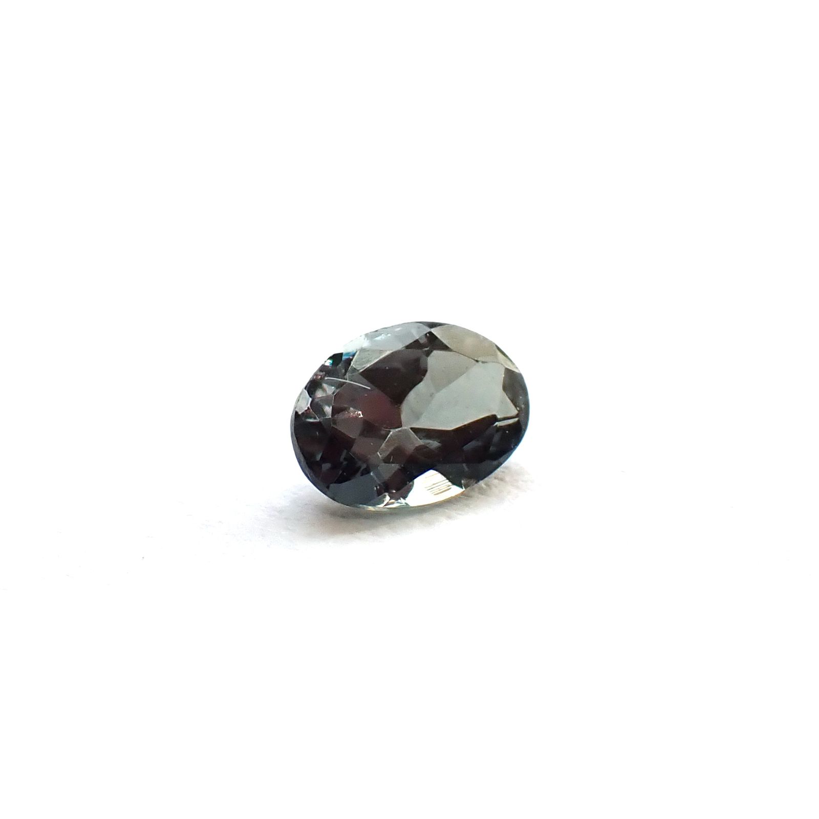 ベキリーブルーガーネット（カラーチェンジガーネット アレキタイプ） マダガスカル・ベキリー産 0.18ct / 4.1x2.9mm前後 [260732454]