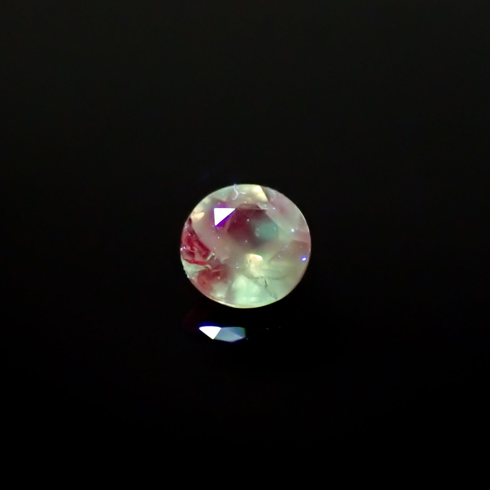 シルキーアレキサンドライト ブラジル・ミナスジェライス州ヘマチタ鉱山産 0.12ct [250129765]3x3mm前後