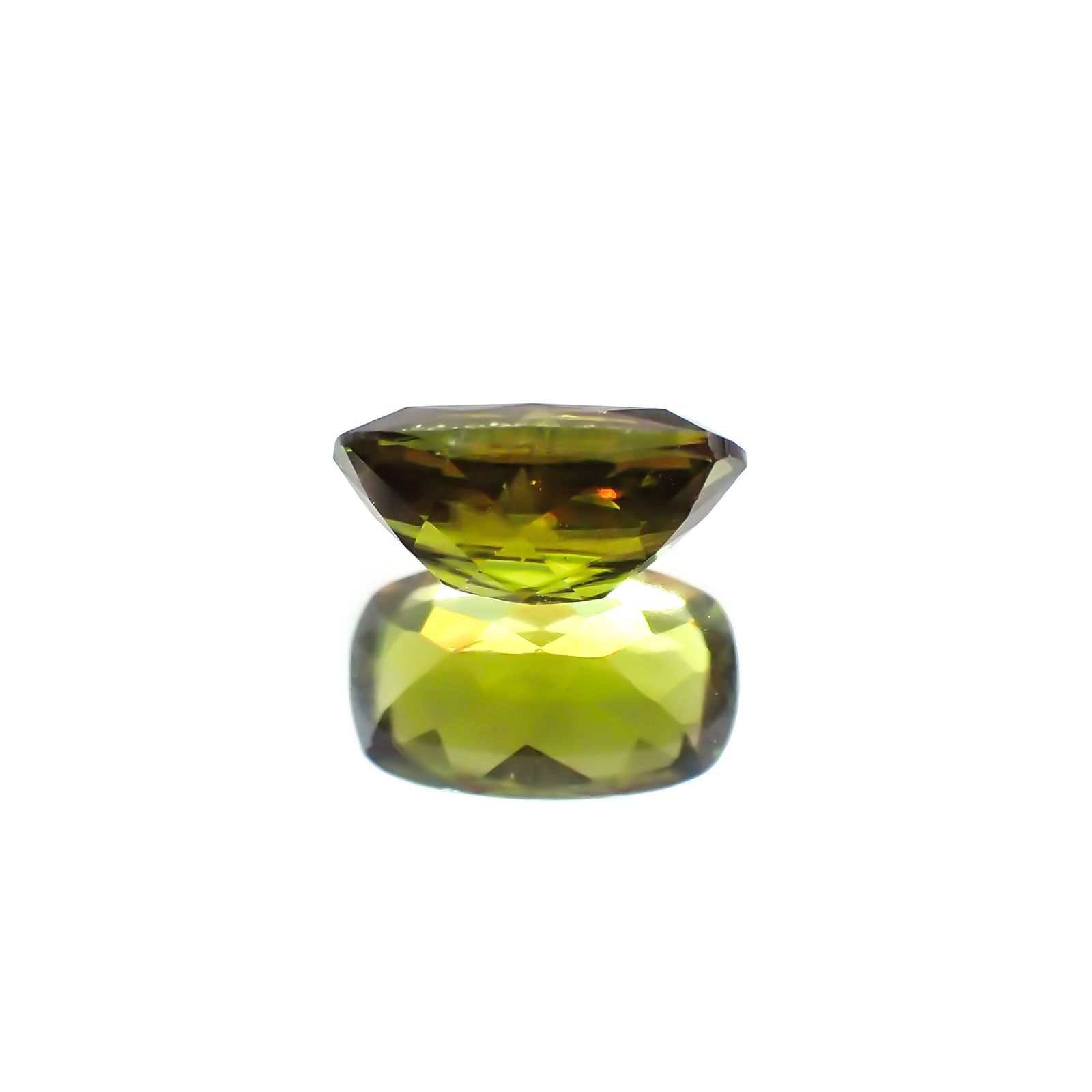 カラーチェンジスフェーン(宝石名スフェーン) パキスタン産 識別済 1.02ct / 7.6x4.7mm前後 [21059440]