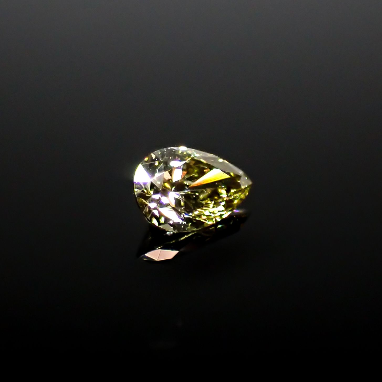カメレオンダイヤモンド(グリーンダイヤモンド)(宝石名ダイアモンド SI-1/FANCY GRAY YELLOWISH GREEN) 0.128ct ソ付(CGL)[240928972]4.14x2.81mm前後
