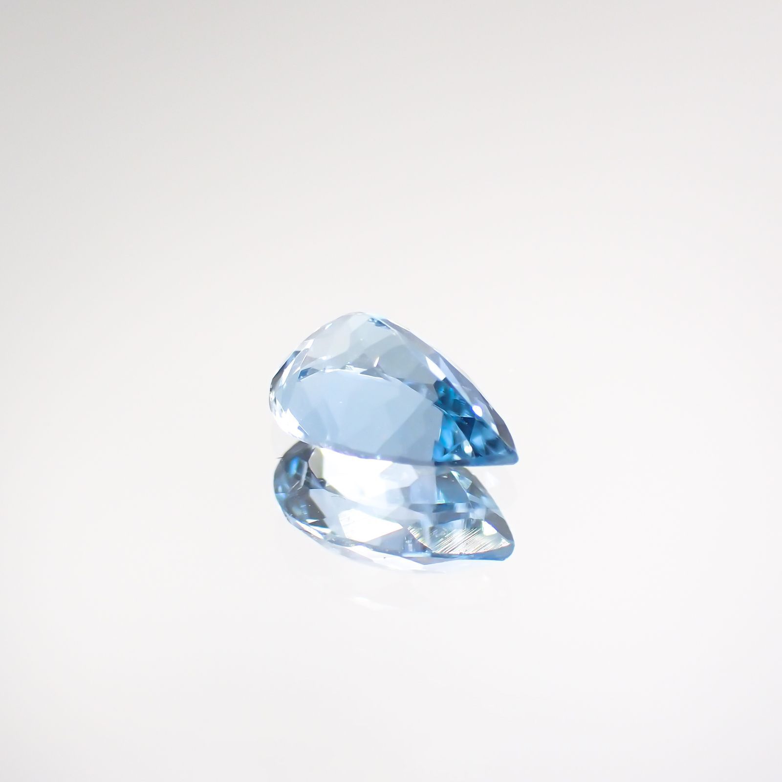 サンタマリアアクアマリン(宝石名アクアマリン) ブラジル産 0.576ct ソ付(彩珠)[210812632]7.2×4.8mm前後