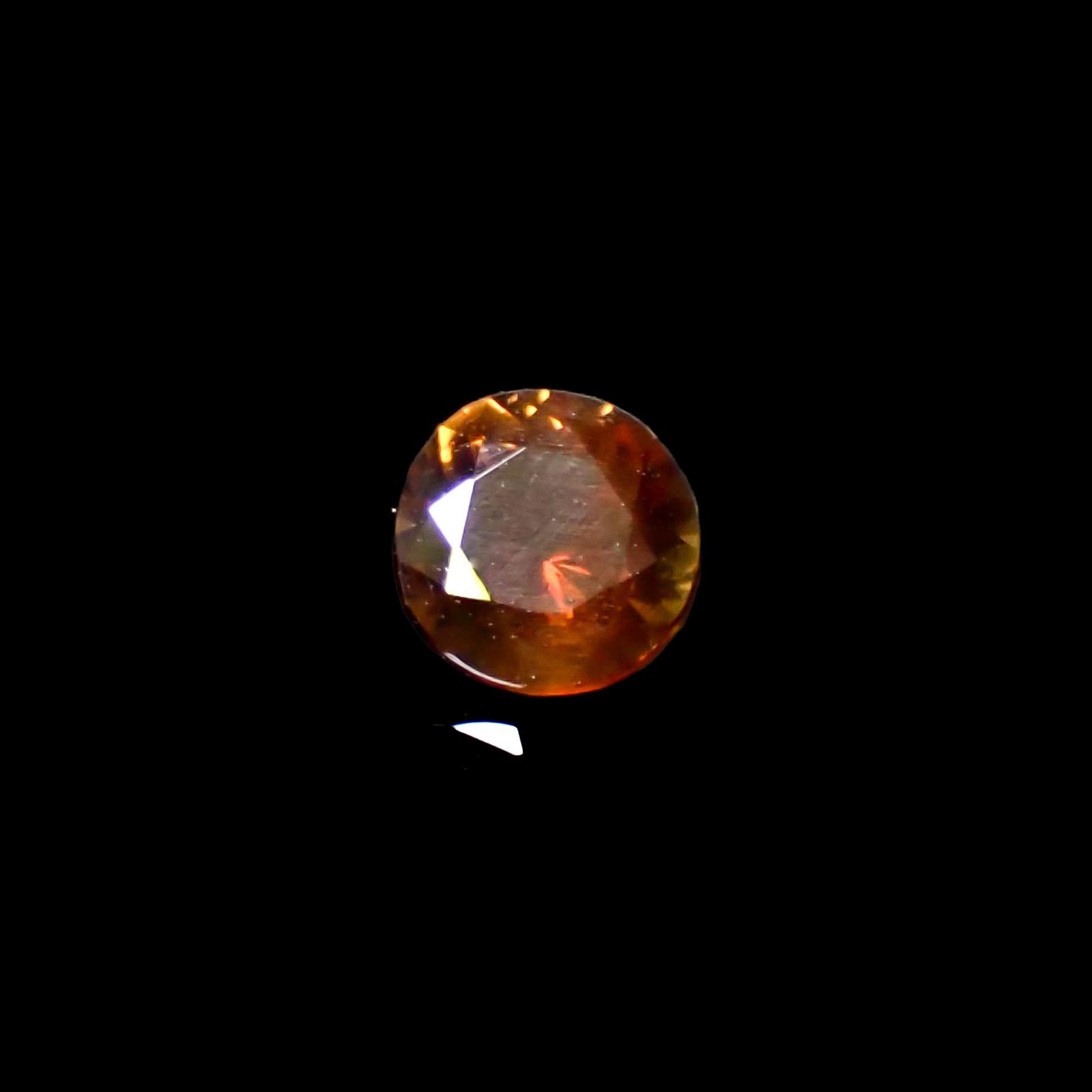 パーガサイト(宝石名パーガサイト)マダガスカル産 0.856ct ソ付(彩珠)[250430294]6.3x6.1mm前後