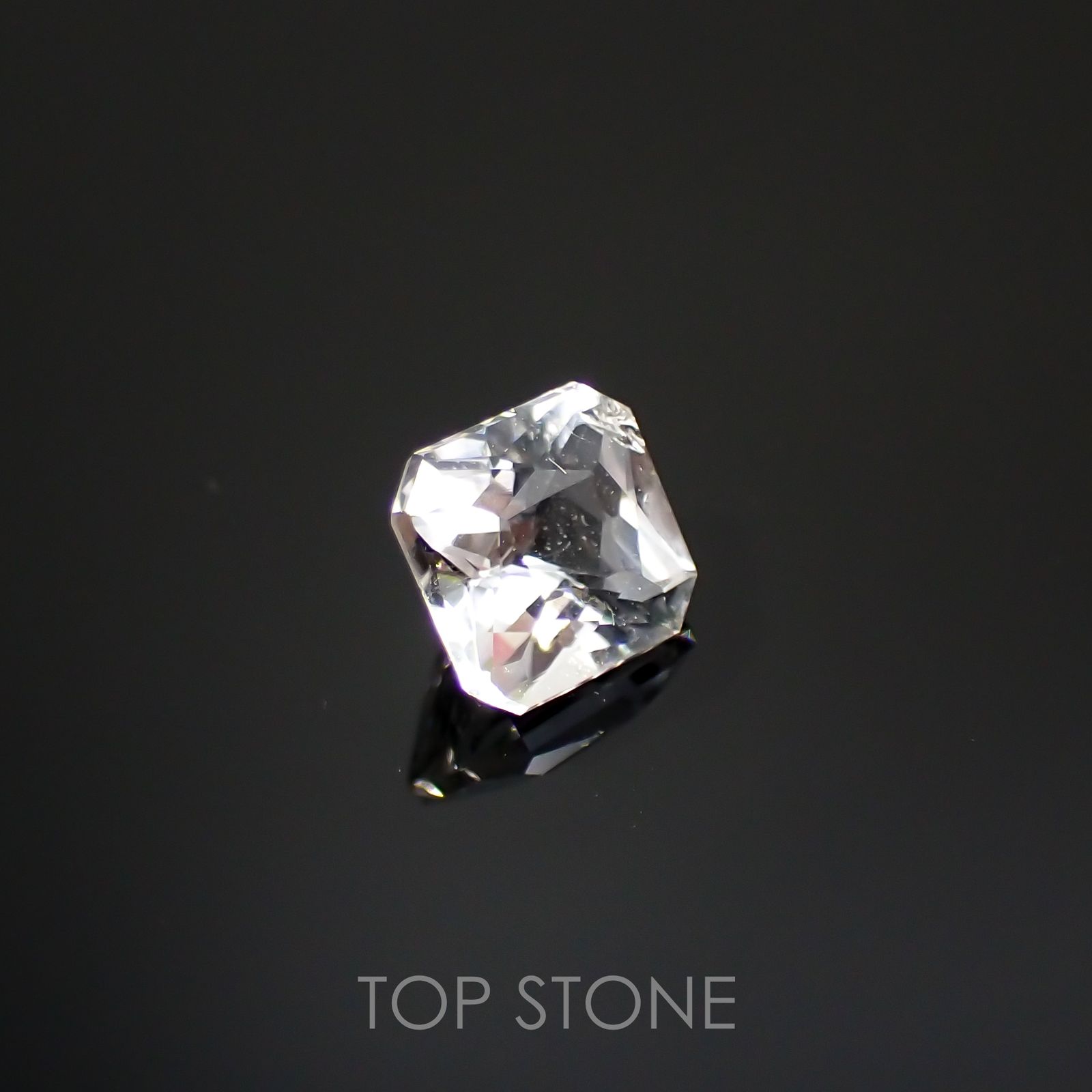 フェナカイト(宝石名フェナカイト)ブラジル産 0.58ct 識別済[220115176]5.1x4.8mm前後