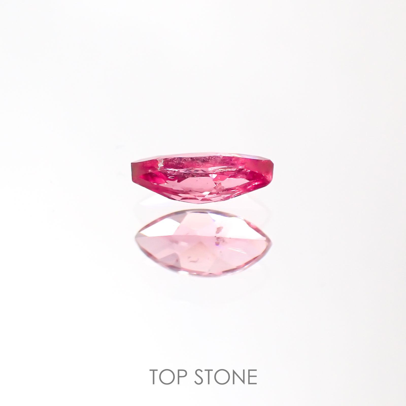 ホットピンクスピネル(宝石名ピンク・スピネル)タンザニア産 0.29ct 識別済[220113911]6.2x3.2mm前後