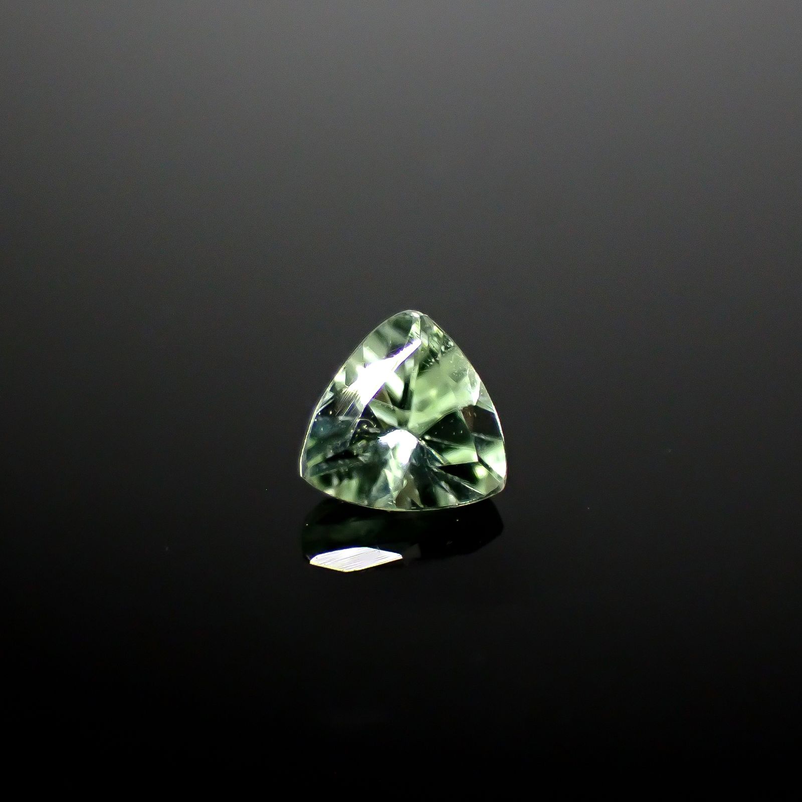 ミントペリドット パキスタン/ノルウェー産 0.18ct [250730644]3.6x3.7mm前後