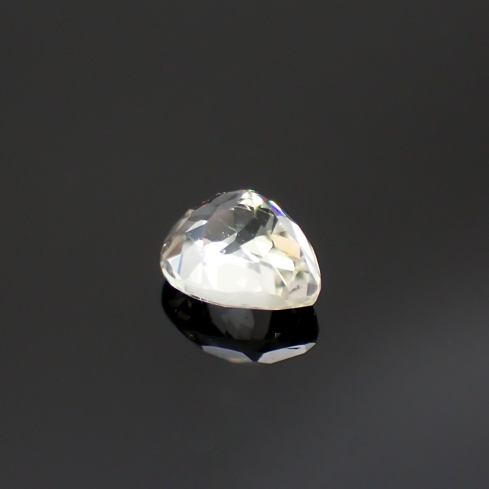 リューコガーネット(宝石名ホワイト グロッシュラー・ガーネット)ビルマ産 0.39ct 識別済[220616320]4.8x3.8mm前後