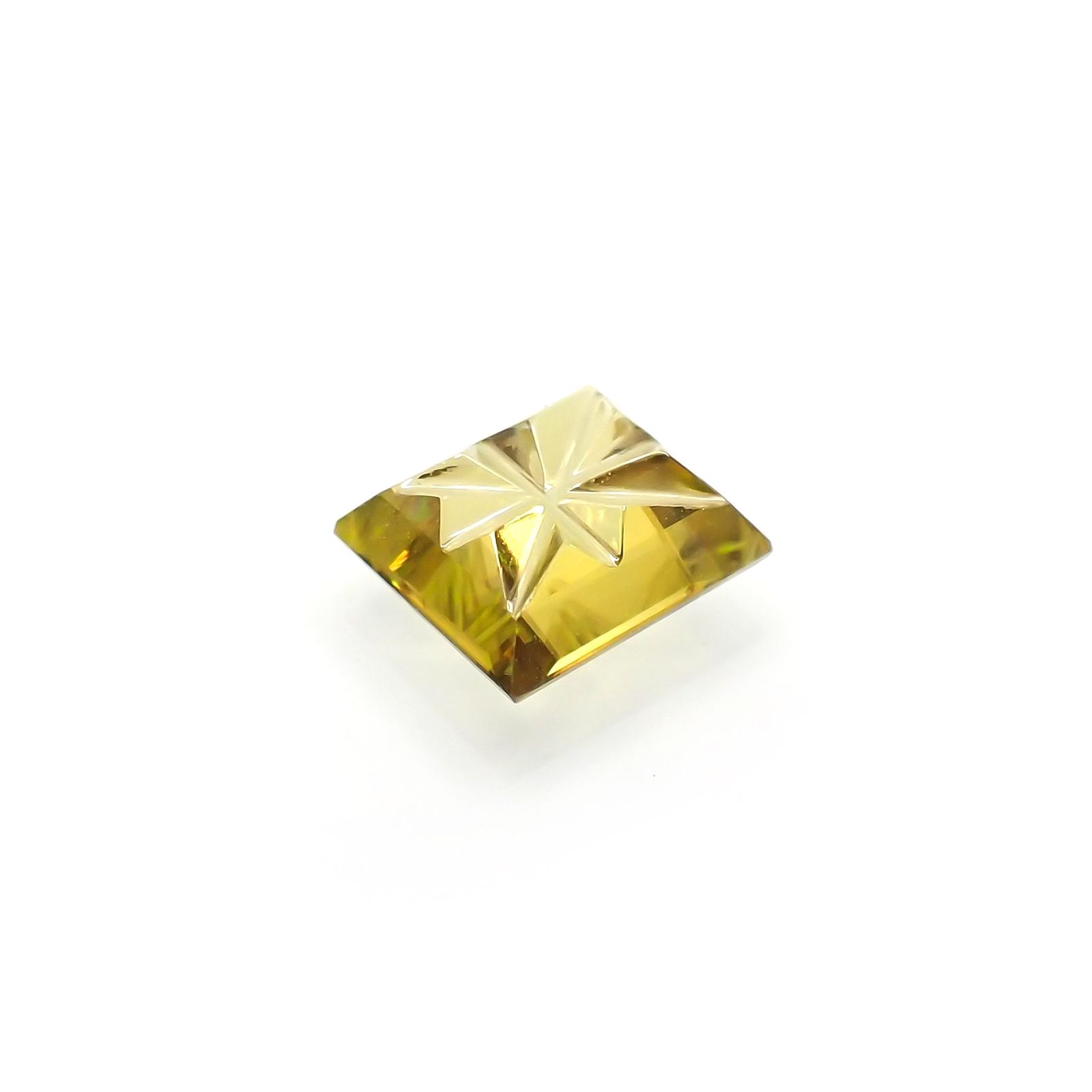 ◇甲州貴石切子Plus Three◇スフェーン カード付き(宝石名スフェーン)マダガスカル産 識別済 0.85ct / 5.9x5.3mm前後 [251114611]