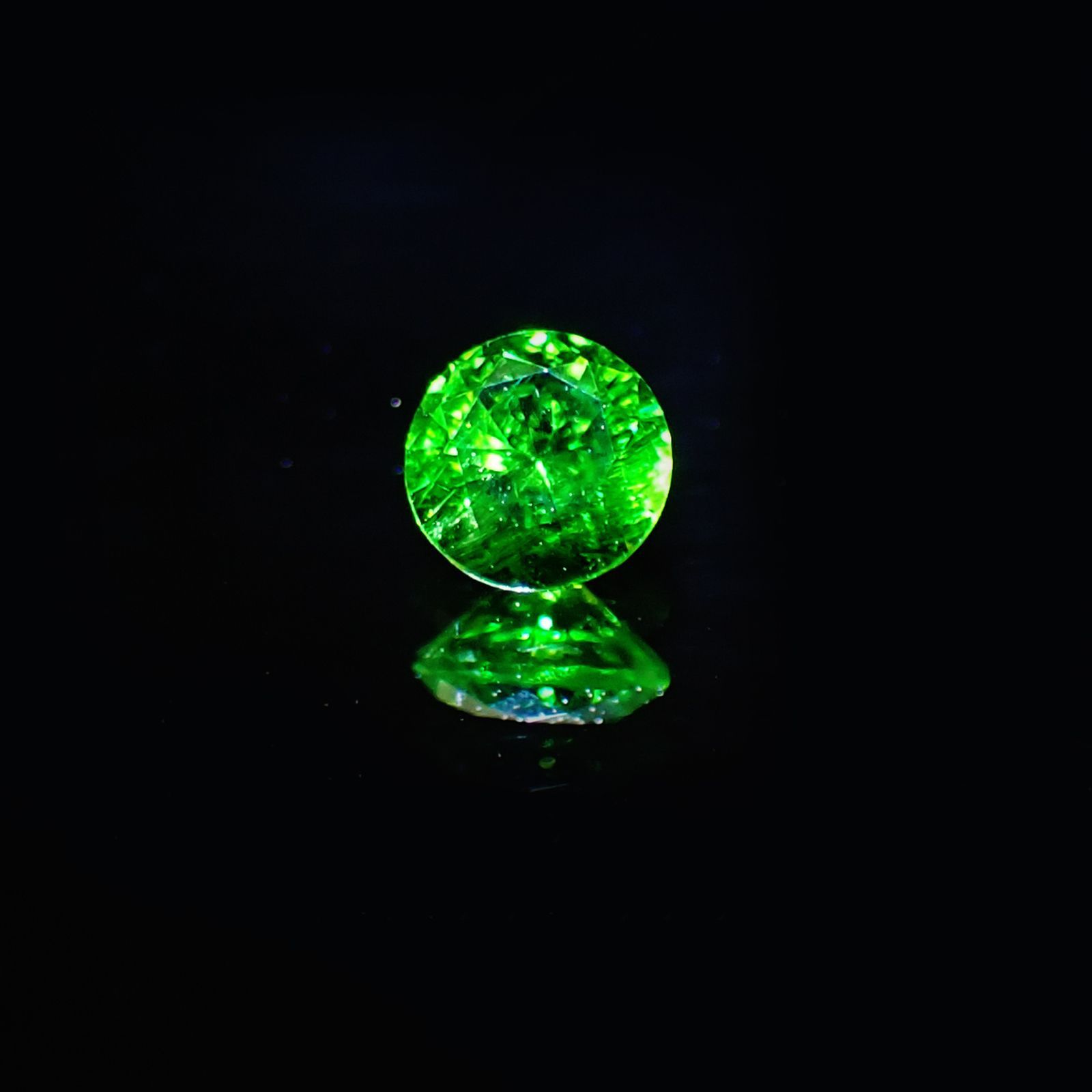 デマントイドガーネット(宝石名デマントイド・ガーネット)  ロシア産 0.137ct ソ付(彩珠)[210410508]3×3mm前後