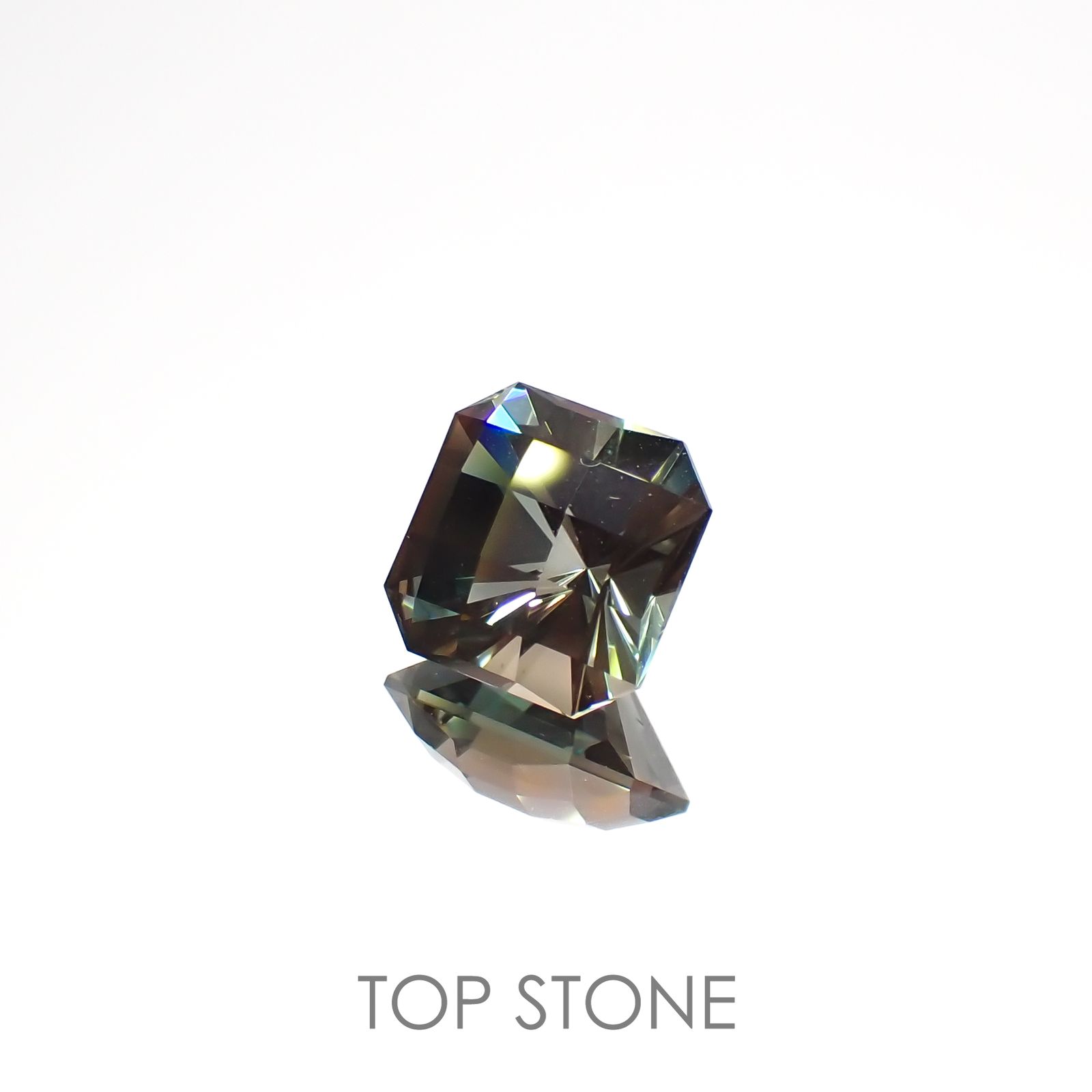 ◇チェッカーカット◇バイカラーオレゴンサンストーン(宝石名ラブラドライト)アメリカ・オレゴン州産 1.82ct 識別済[220616274]7.5x7.5mm前後