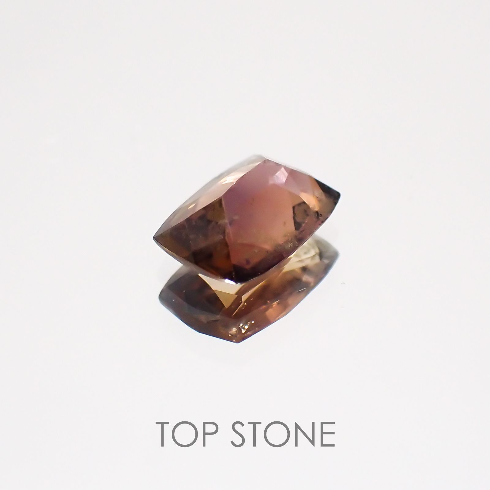 アキシナイト(宝石名アキシナイト) パキスタン産 0.64ct 識別済[20128805]6.4×4.6mm前後