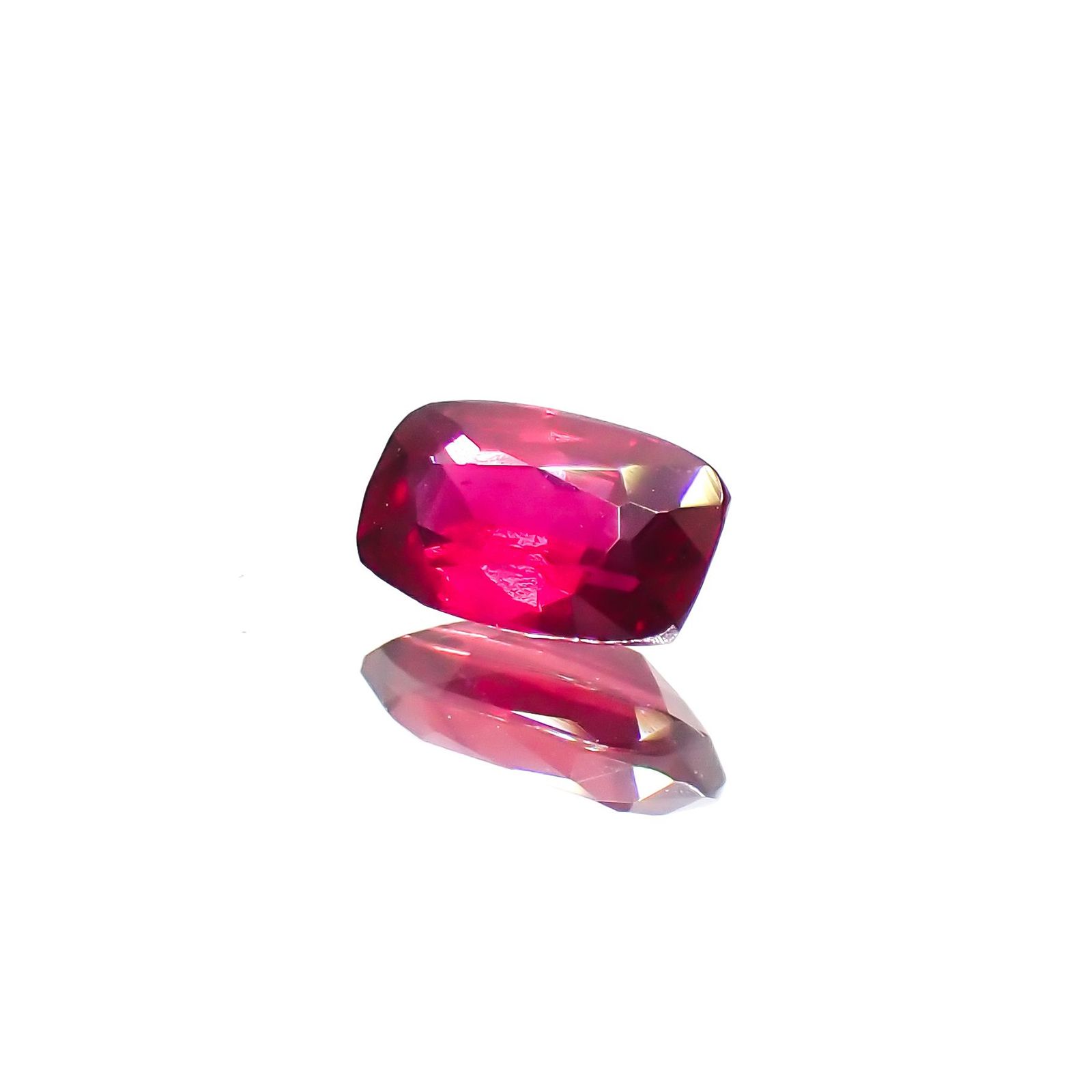 ルビー 非加熱 マダガスカル産 0.33ct / 5.1x3.1mm前後 [230622340]