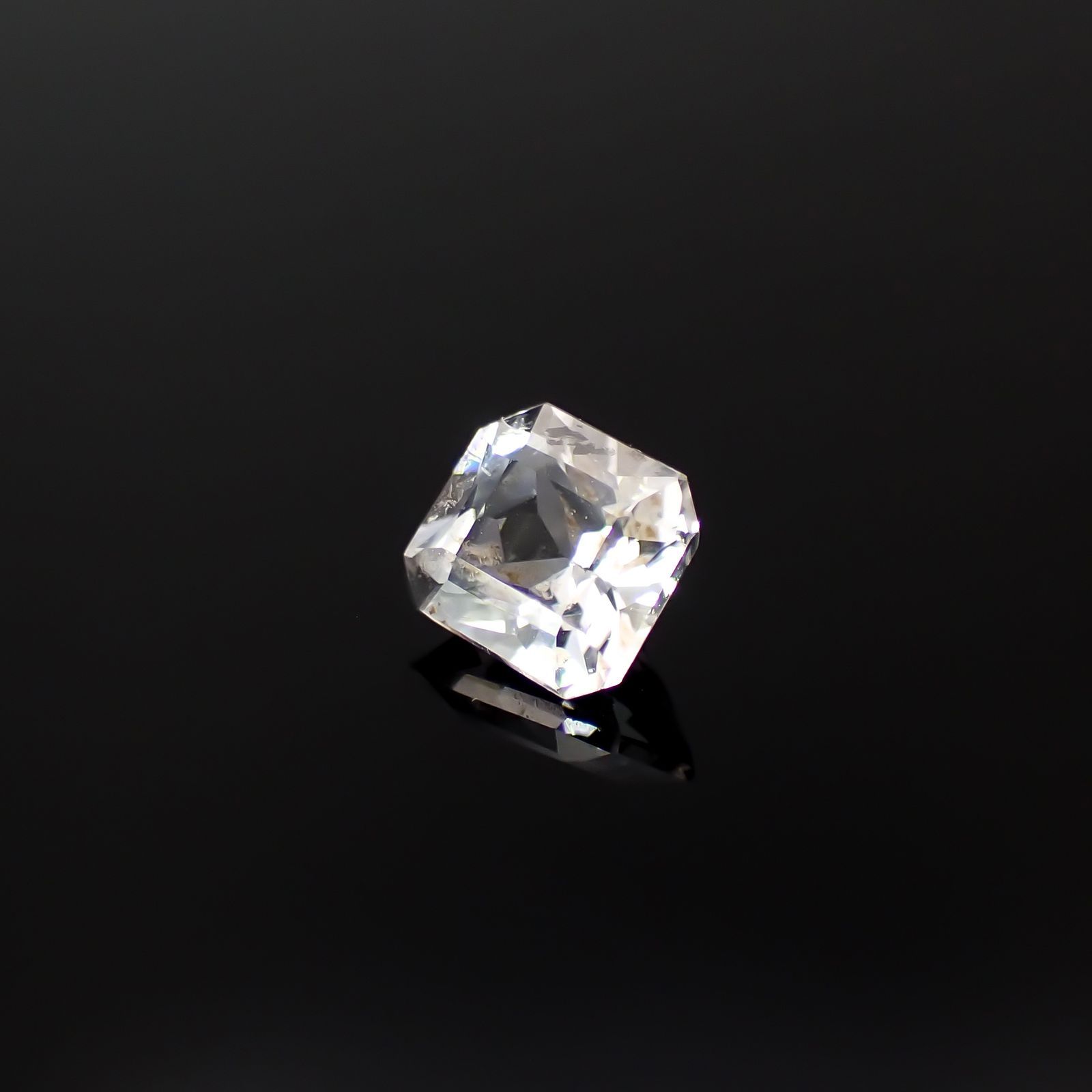フェナカイト(宝石名フェナカイト)マダガスカル産 0.35ct 識別済[240628184]4.3x3.9mm前後