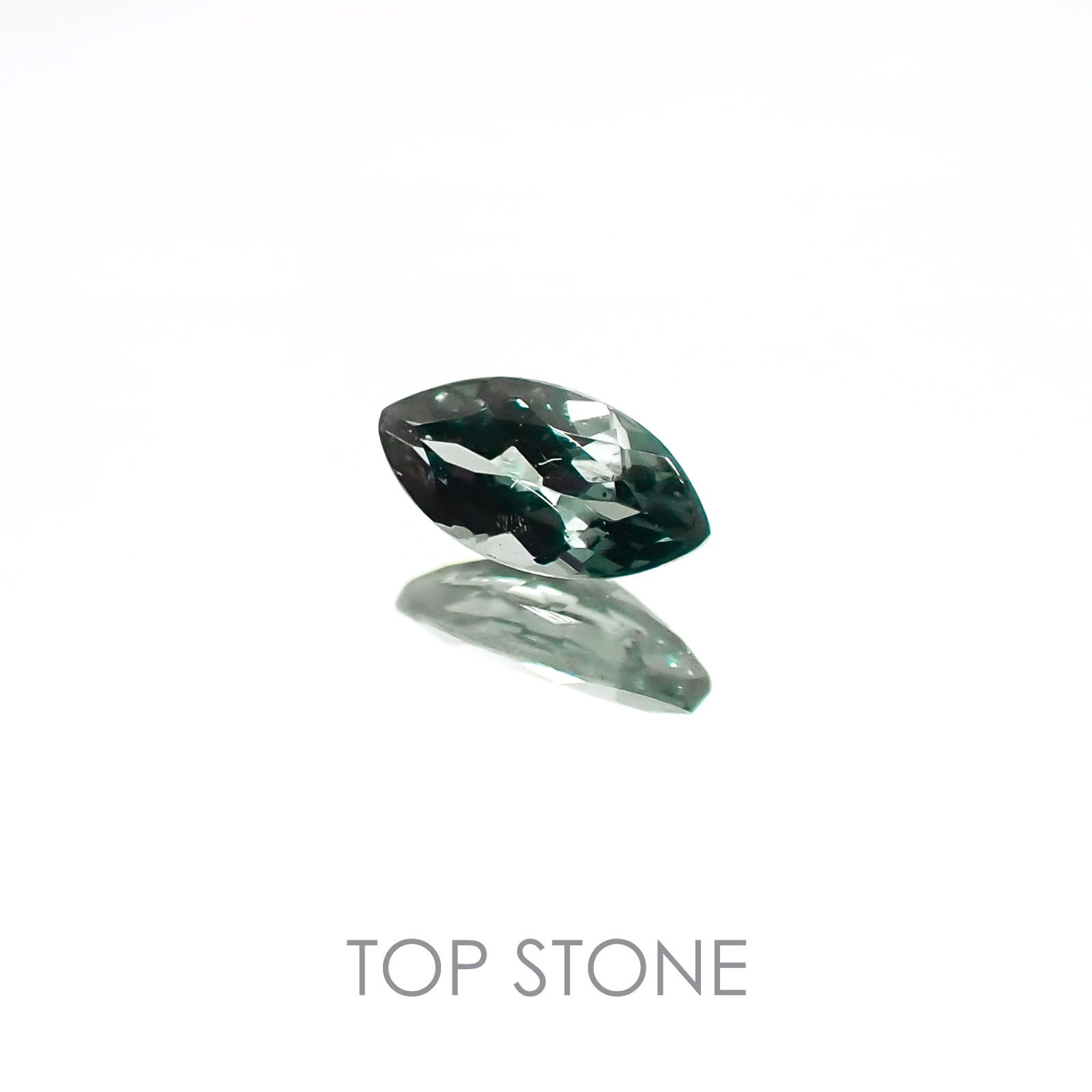 カラーチェンジガーネット(アレキタイプ)(宝石名ガーネット/カラーチェンジタイプ) マダガスカル・ベキリー産 0.18ct 識別済[20106600]5.1×2.6mm前後