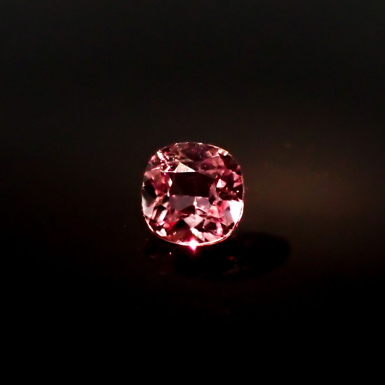カラーシフト ピンクダイアスポア(宝石名ダイアスポア) アフガニスタン産 0.52ct 識別済[210912424]4.8×4.8mm前後