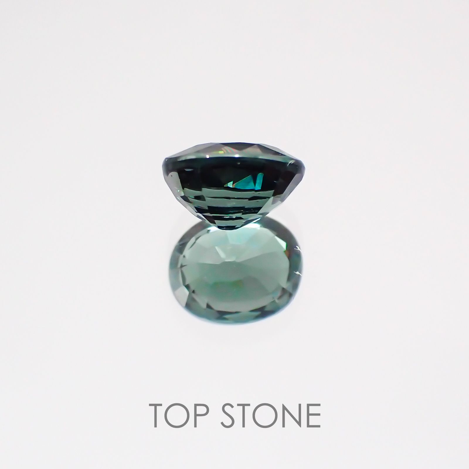 カラーチェンジガーネット(アレキタイプ) マダガスカル・ベキリー産 ルース 0.599ct[21029473]5.3×4.3mm前後