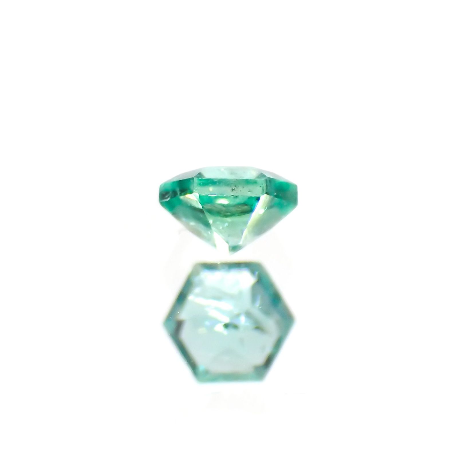 ◇ヘキサゴンカット◇エメラルド(宝石名エメラルド)ザンビア産 識別済 0.13ct / 3.1x3mm前後 [220115193]