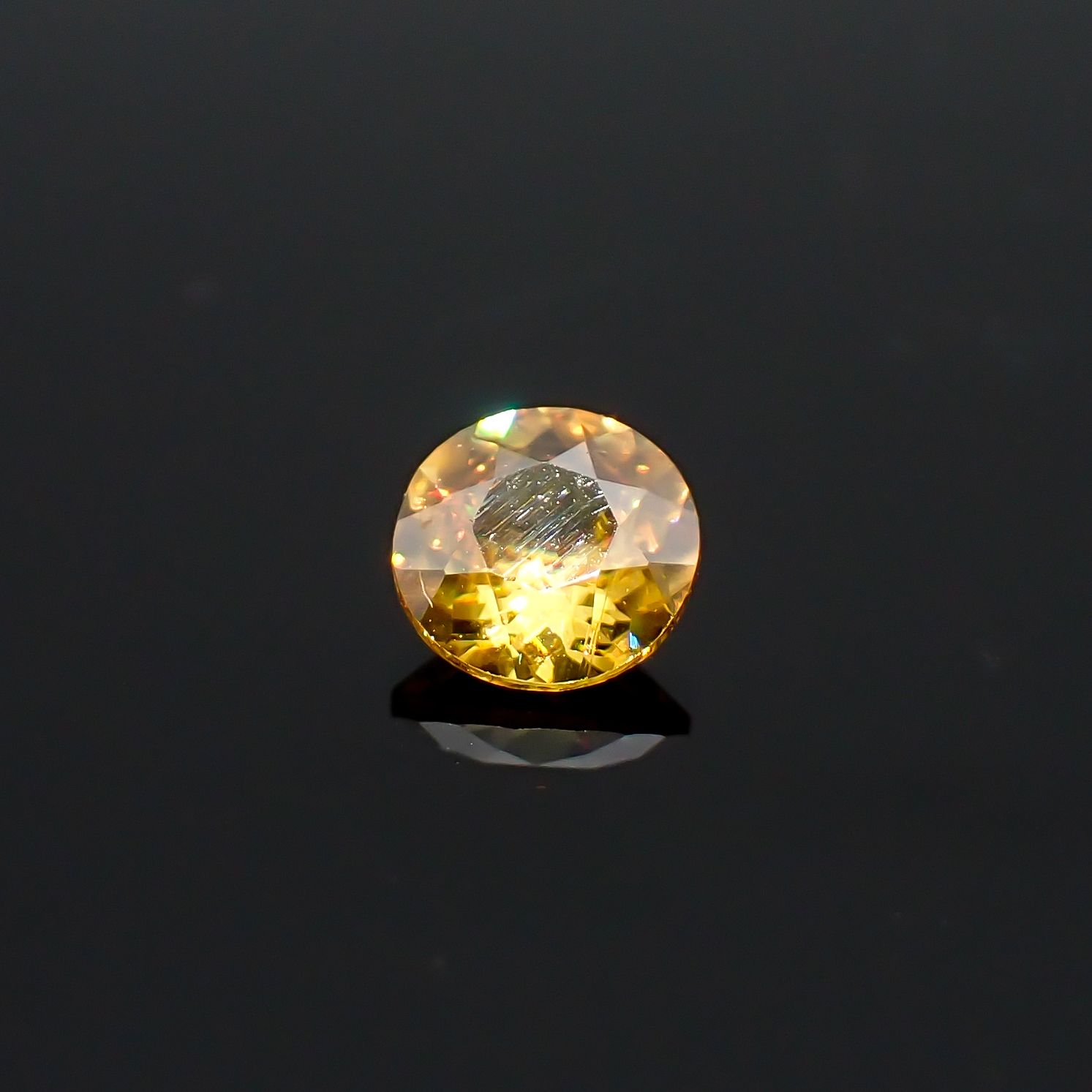 ゴールデンスフェーン マダガスカル産 0.42ct / 4.8x4.7mm前後 [260632359]