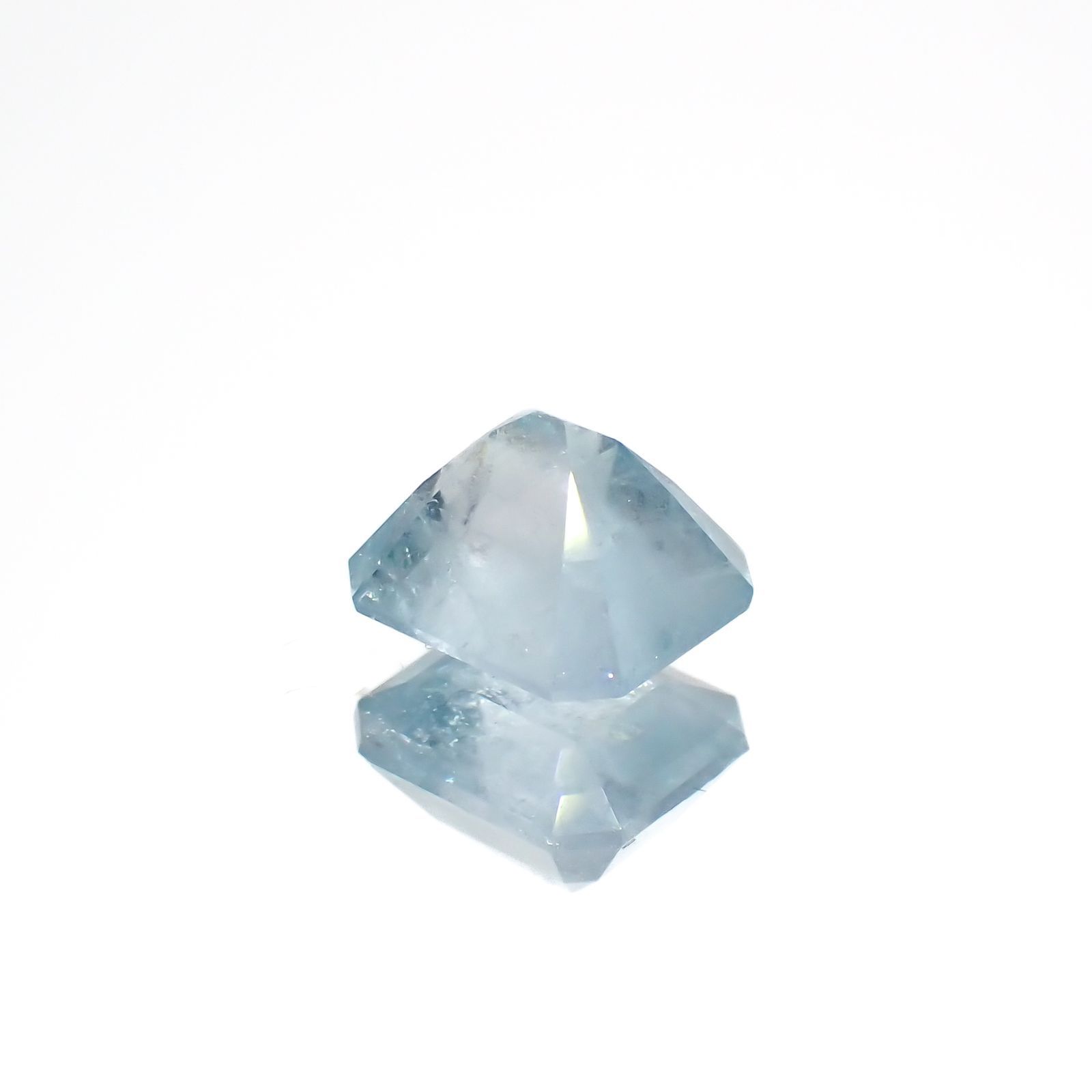 ユークレース(宝石名ブルー・ユークレース)コロンビア産 1.036ct ソ付(彩珠)[221018679]6.2x5.3mm前後