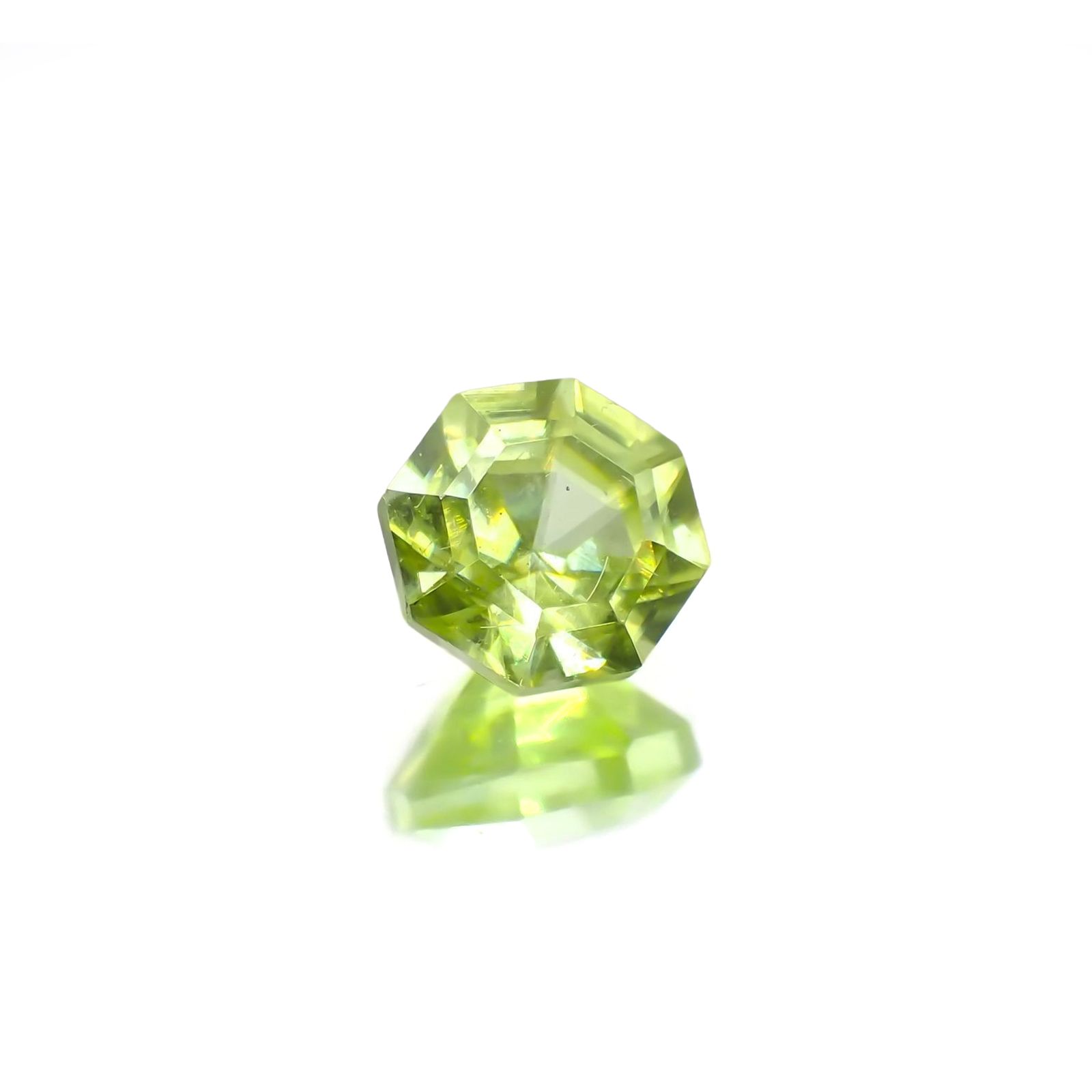 ◇オクタゴンカット◇スフェーン(宝石名スフェーン)マダガスカル産 識別済 0.75ct / 5.1x5.1mm前後 [231224441]