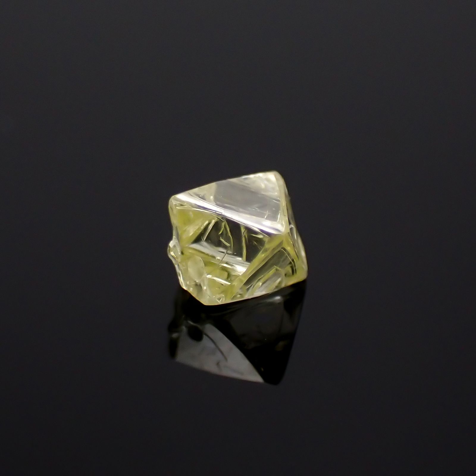 ソーヤブルダイヤモンド 原石(成長丘あり/Growth Hillock) ※通し穴あり(宝石名ダイアモンド) 0.28ct 識別済[230923448]4.1x3.9mm前後