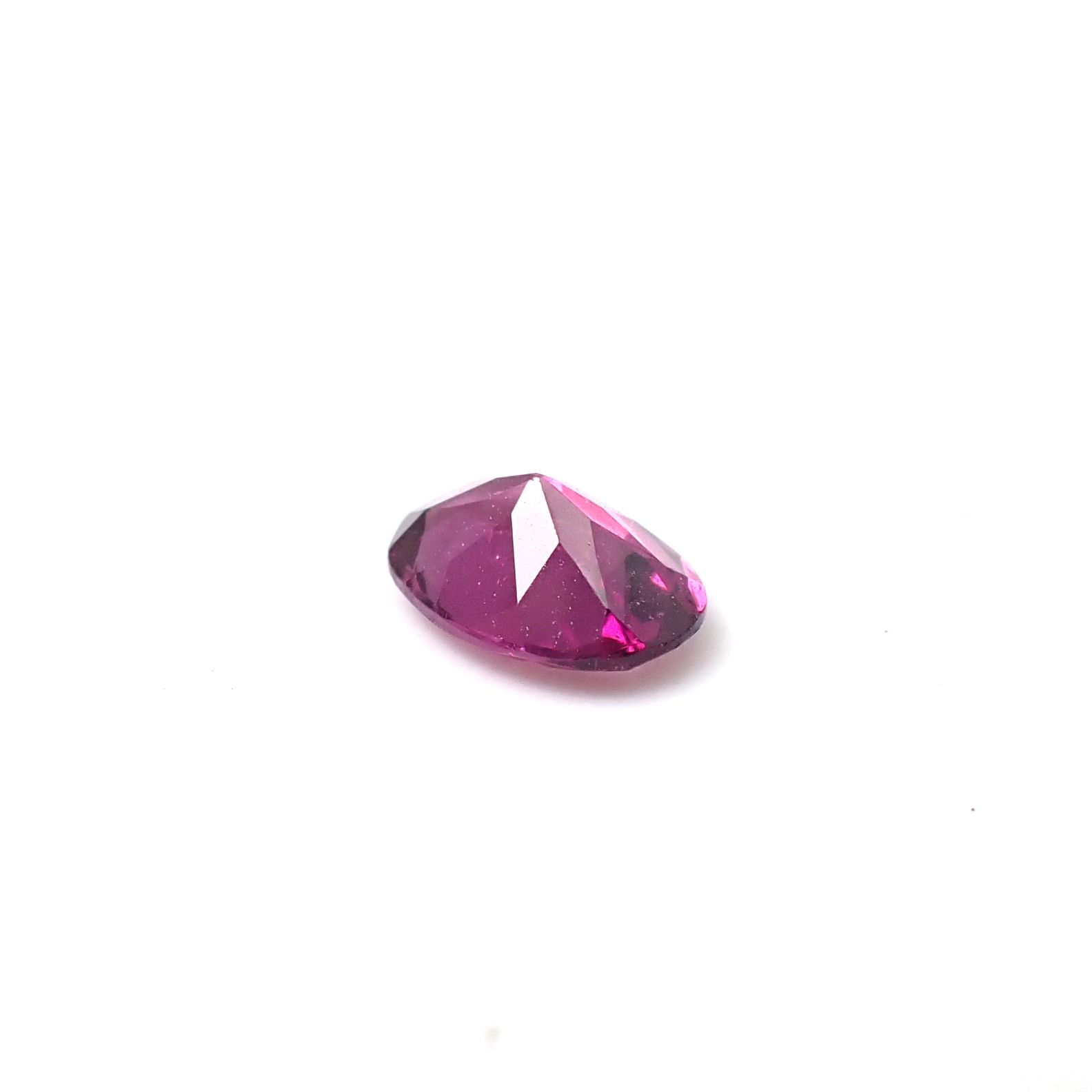 ロードライトガーネット(宝石名ロードライト・ガーネット)ブラジル産 識別済 0.85ct / 7.1x5mm前後 [251231409]