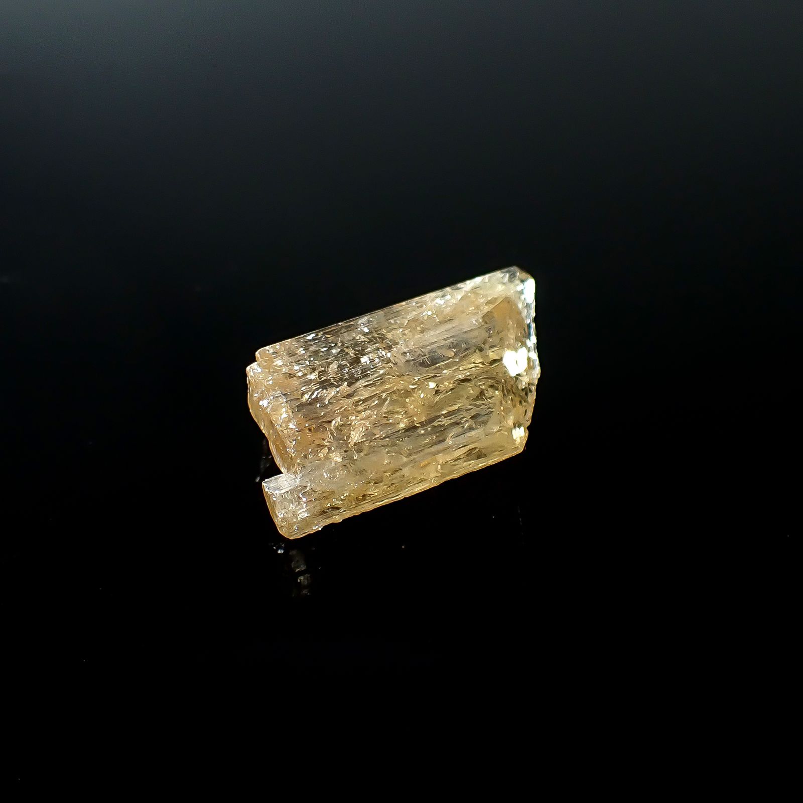 インペリアルトパーズ 原石 ザンビア産 21.60ct / 24.9x13.1mm前後 [250730933]
