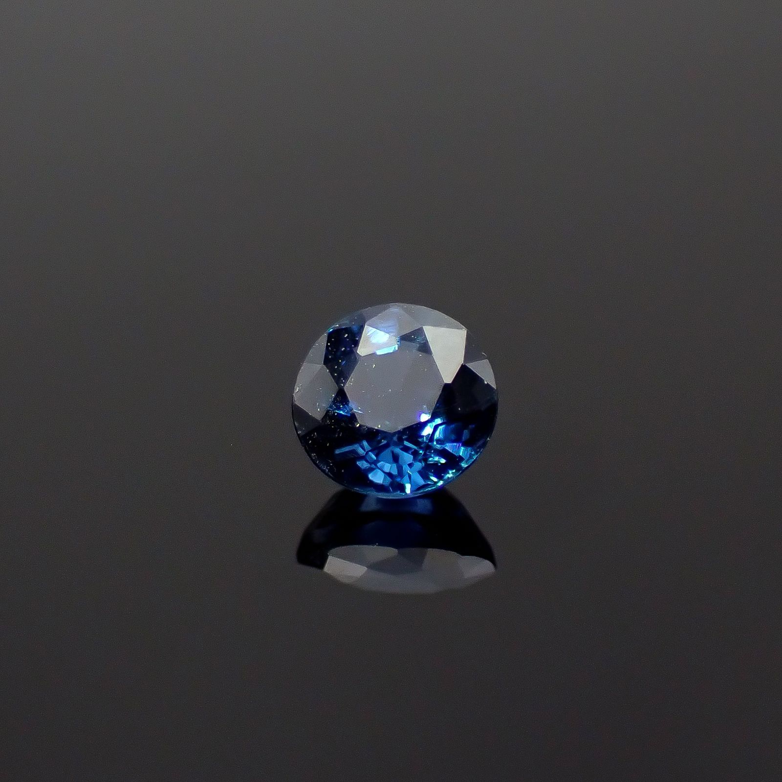 サファイア スリランカ/マダガスカル産 0.27ct / 3.6x3.6mm前後 [250931011]