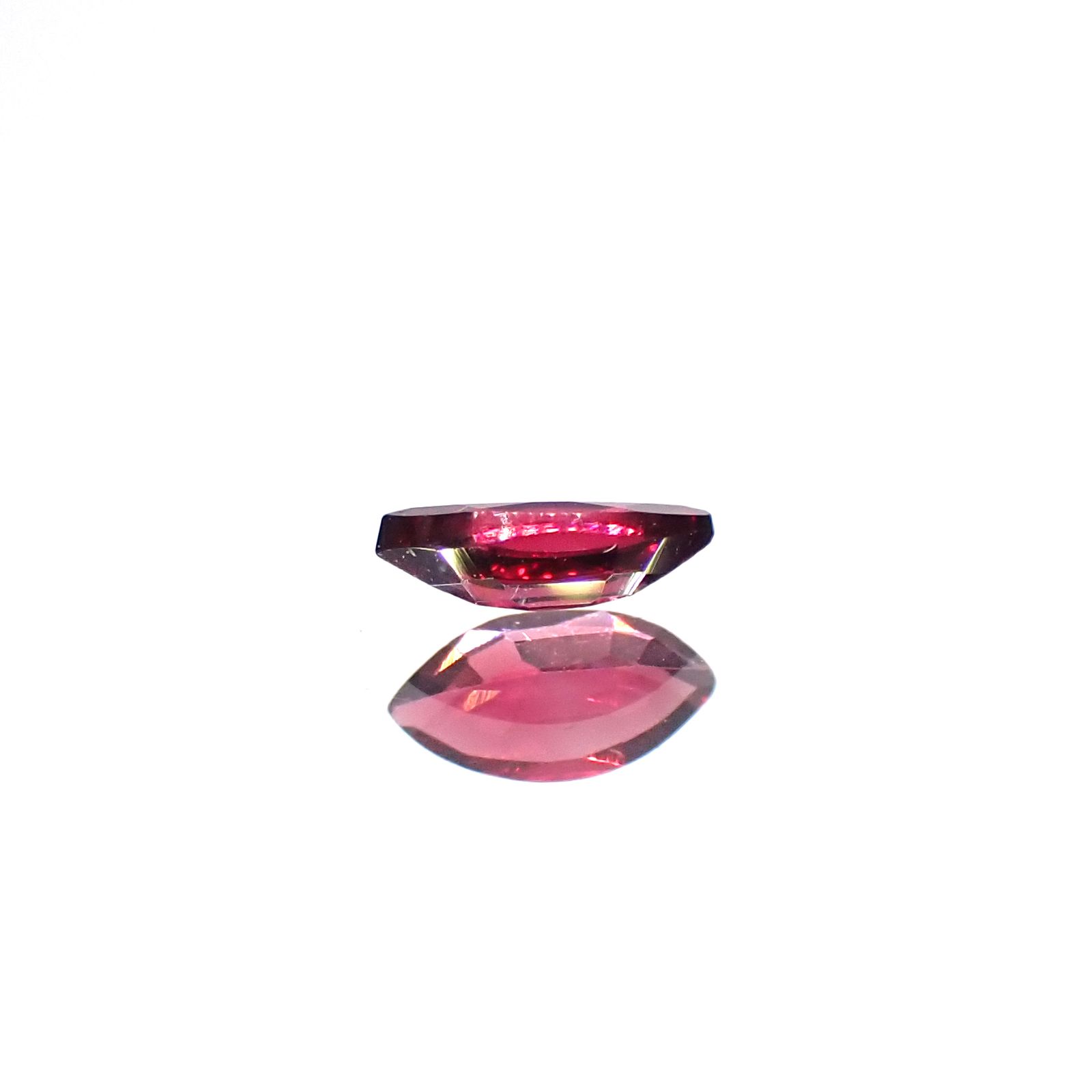 レッドスピネル(宝石名レッド・スピネル)タンザニア産 0.13ct 識別済[231124098]4.7x2.5mm前後