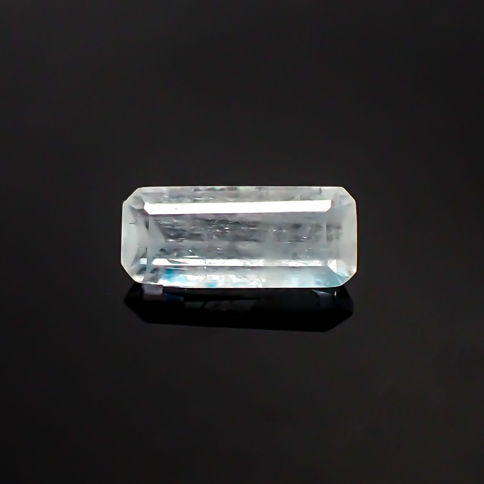 ユークレース(宝石名ユークレース) ブラジル産 0.658ct ソ付(彩珠)[21038474]7.6×3.2mm前後