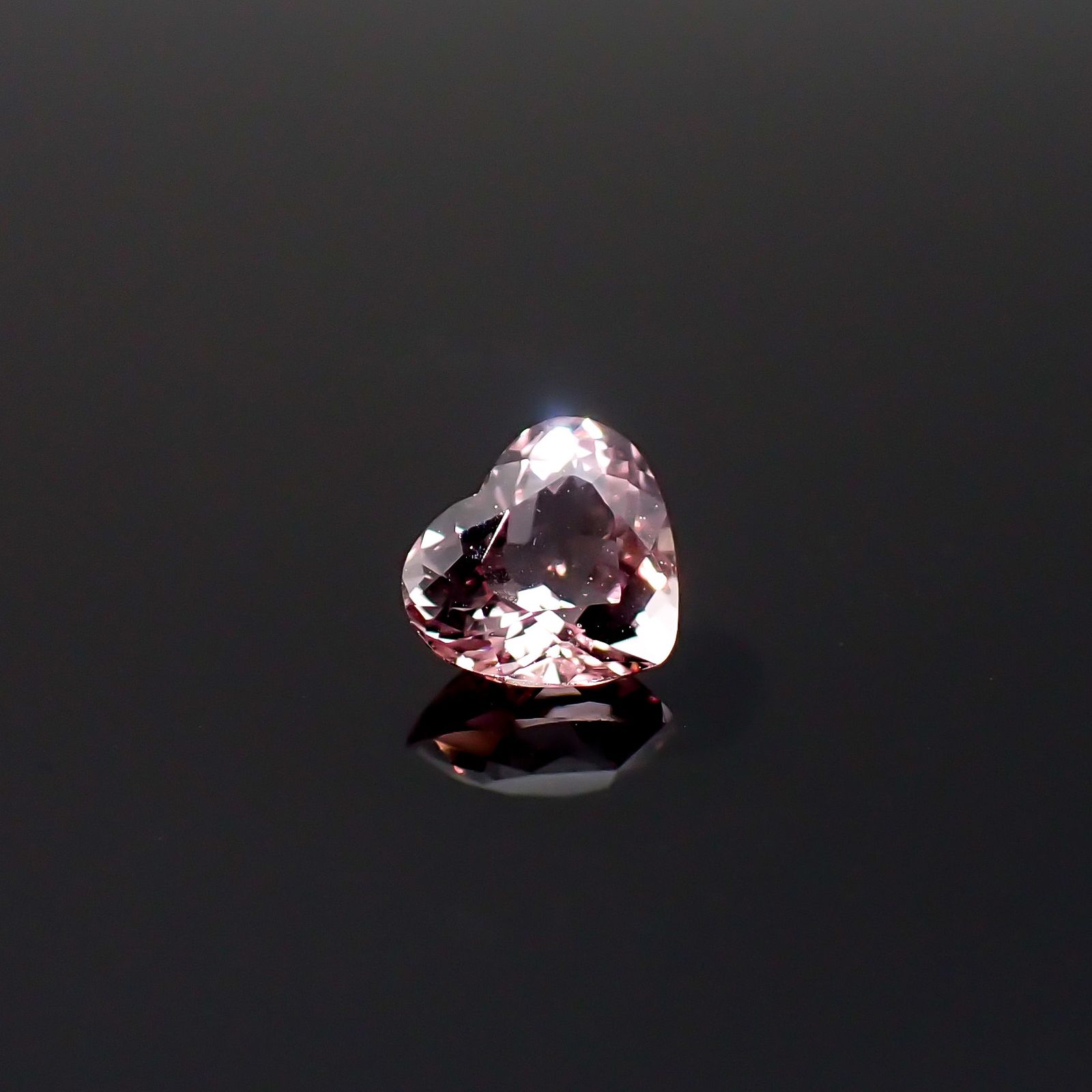 モルガナイト ブラジル産 0.61ct / 5.4x6.1mm前後 [260632306]