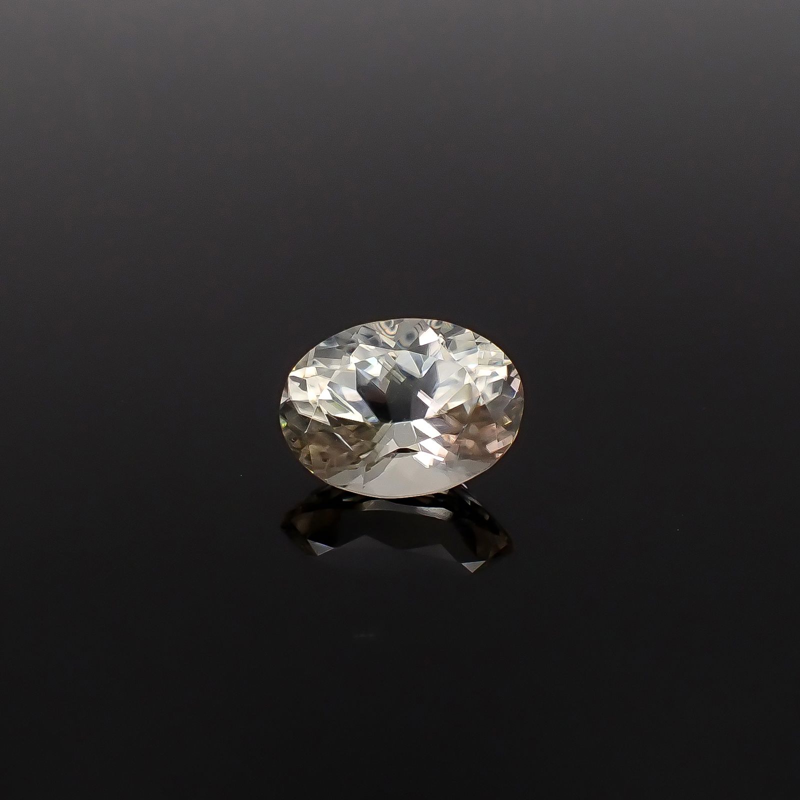 アラゴナイト フルオレッセンス(宝石名アラゴナイト)チェコ共和国産 ソ付(日独) 4.221ct / 12.24x9.25mm前後 [260231782]