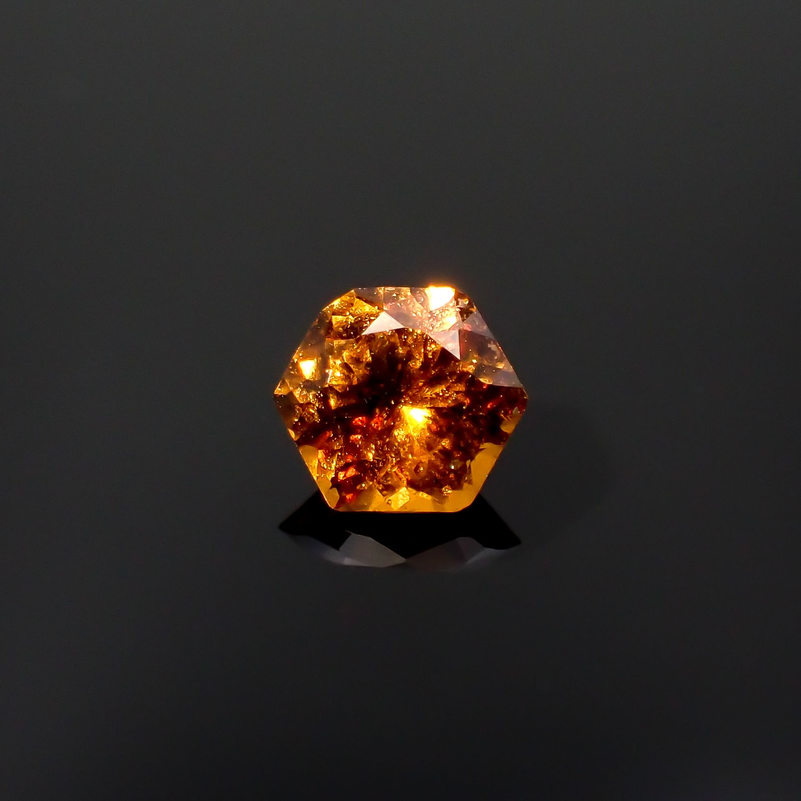 ◇ヘキサゴンカット◇ヘソナイトガーネット(宝石名ガーネット)スリランカ産 0.63ct 識別済[230421610]5x4.9mm前後